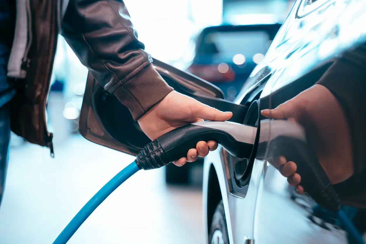 Postes de luz para recarga de carros elétricos: o que a experiência dos EUA pode antecipar para o Brasil