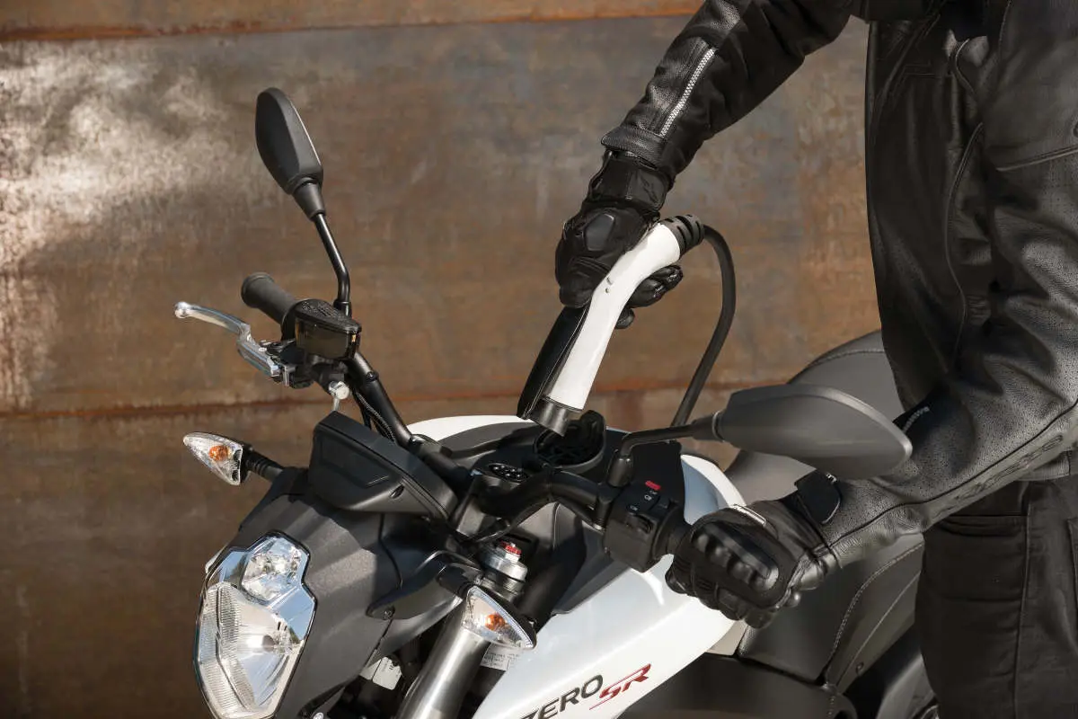 Crescimento de 238% na busca por motos elétricas abre caminho para expansão e inovação no mercado de seguros 