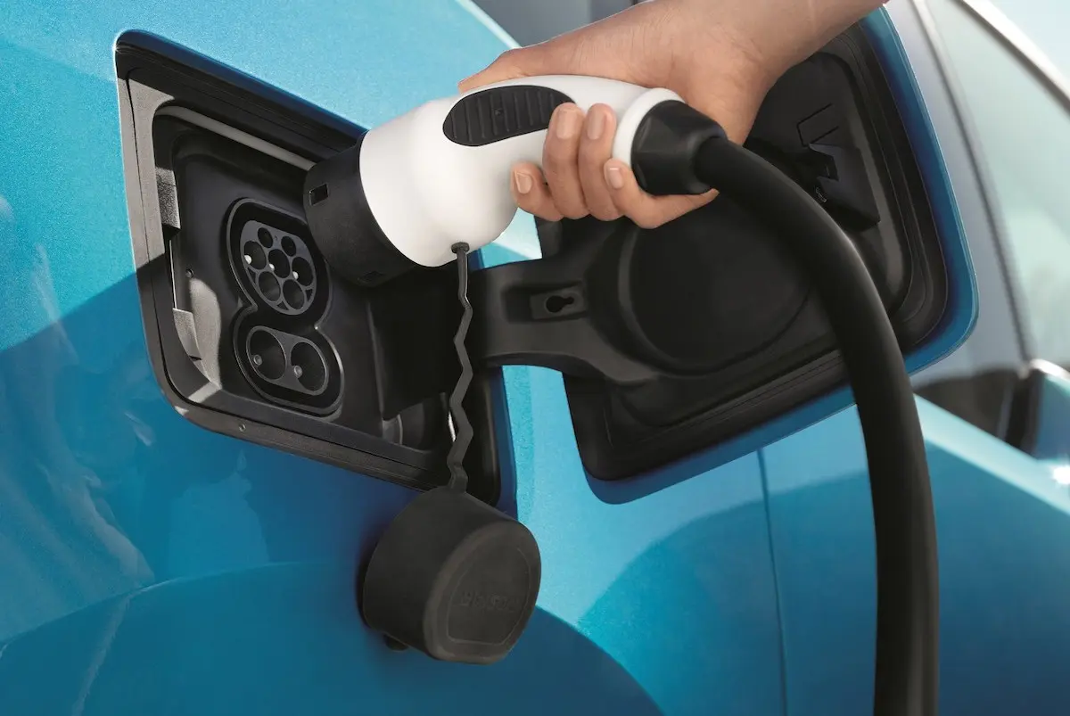 Porto lança cabos de carregamento para veículos híbridos e elétricos