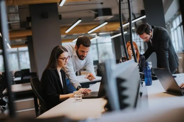 Qual a importância das assessorias de seguros na relação entre corretores, seguradoras e segurados?