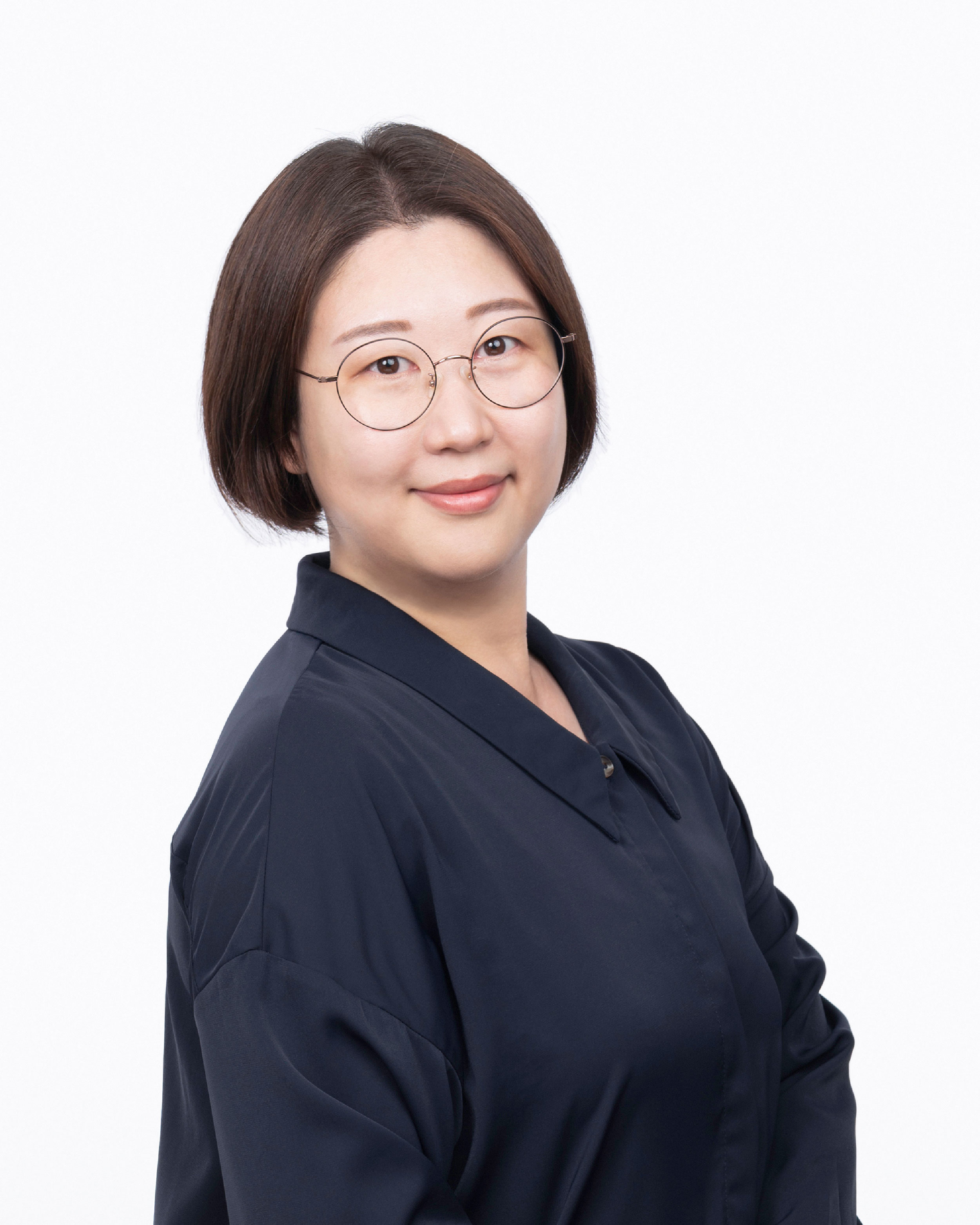 장동련 교수의 프로필 사진 이미지. 회색 배경 앞에 인물이  배치되어있다.