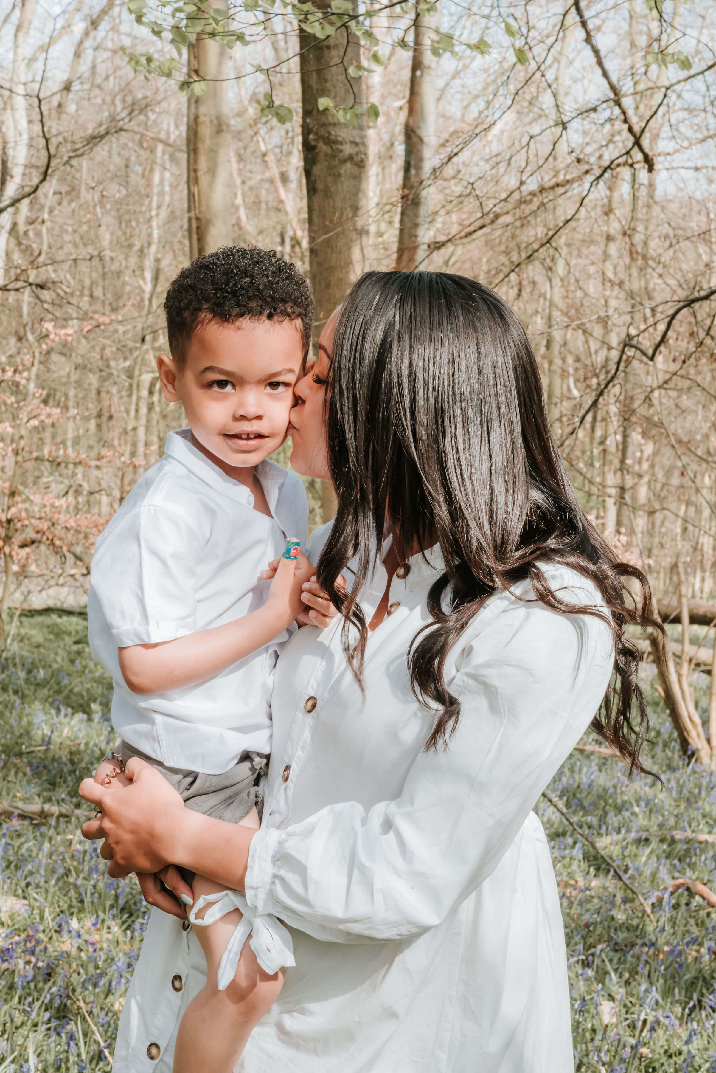 Sophie kissing her son Arlo, The Scantlebury Family, shot by Gemma Randall ©