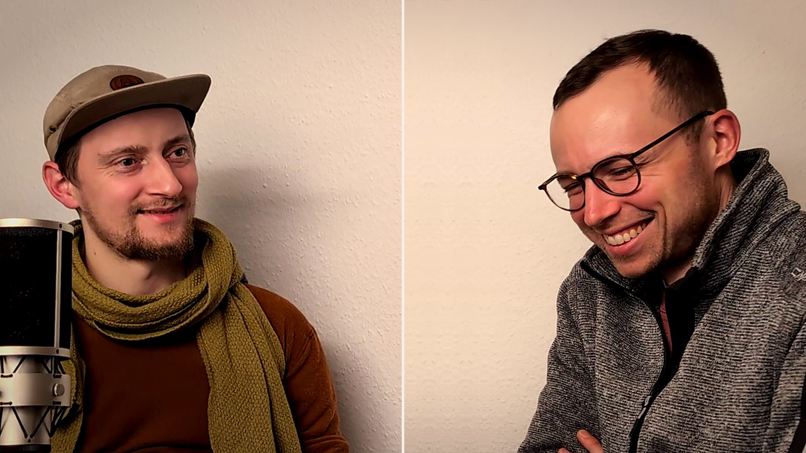 Nikolai Voigt und Felix Harsdorff im Gespräch vor den Mikrofonen