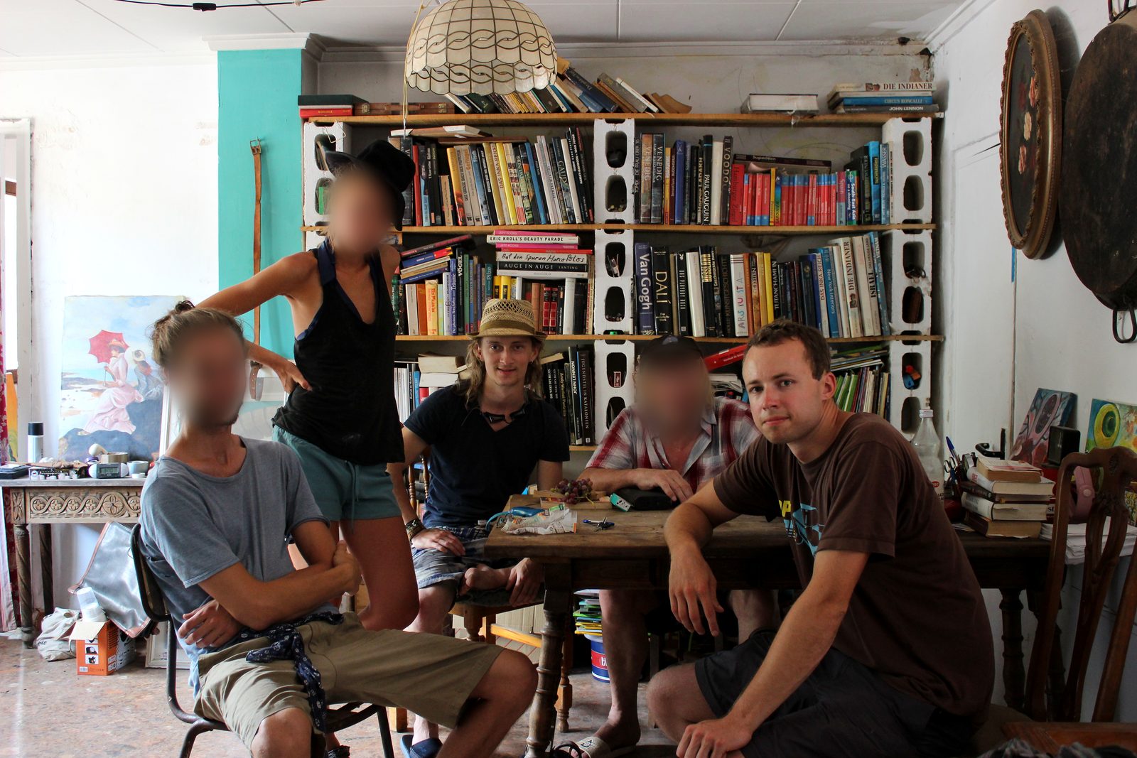Gruppenfoto vom Roadtrip durch Spanien 2014 an einem Tisch vor einem Bücherregal
