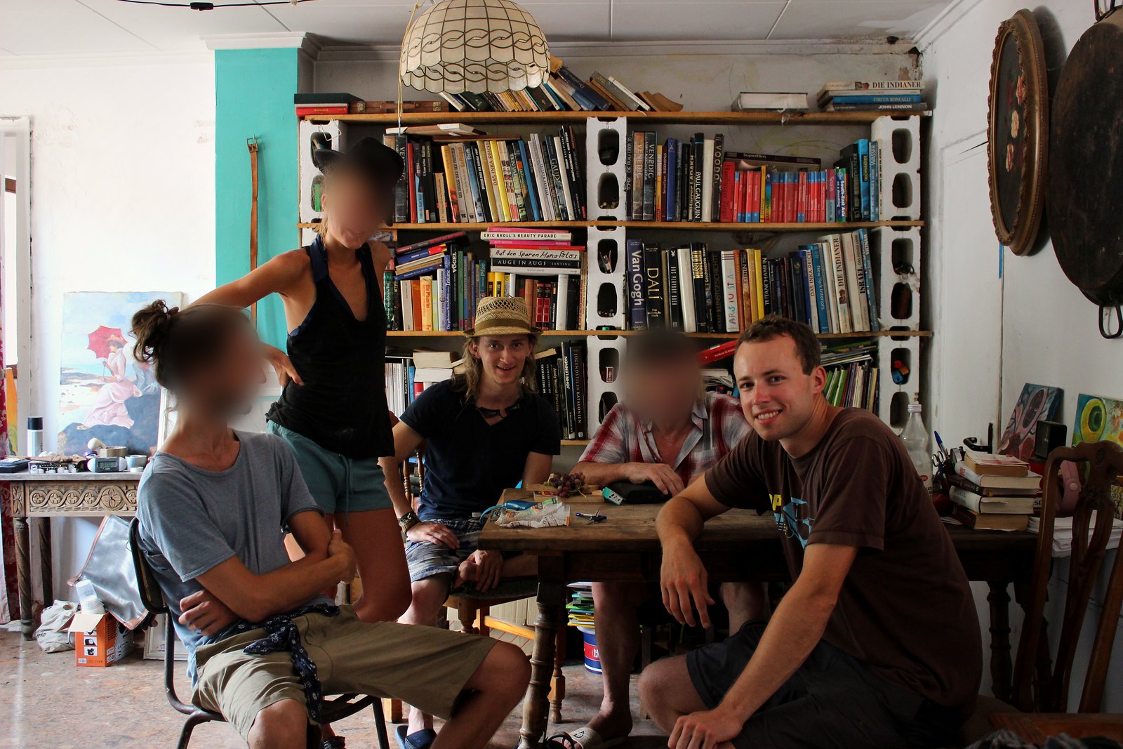 Gruppenfoto vom Roadtrip durch Spanien 2014 an einem Tisch vor einem Bücherregal