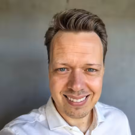 Headshot photo of Kasper Lingaard