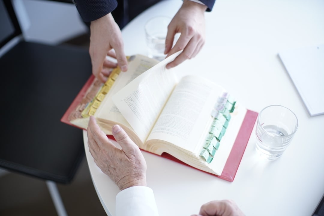 Buchseite wird umgeblättert