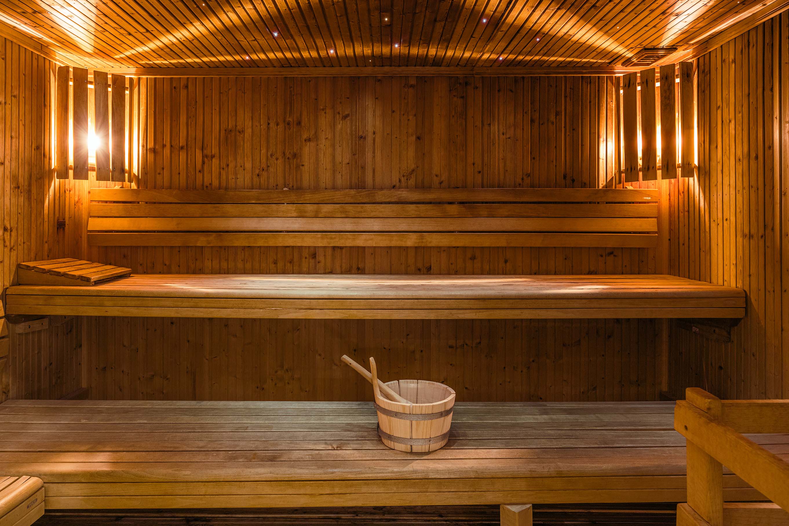 Foto des Spas, das im 5-Sterne-Hotel Chalet RoyAlp Hôtel & Spa in Villars-sur-Ollon vorhanden ist, ein gemütliches Ambiente mit Hallenbad, Liegestühlen und einem Kamin