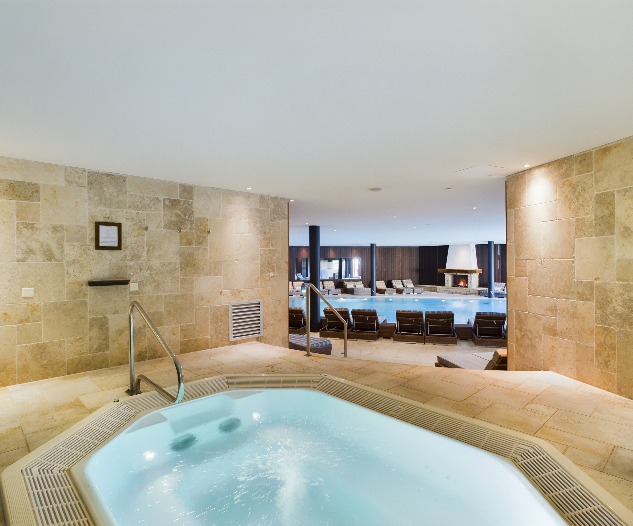 Two customers relaxing in a Jacuzzi in the spa at Chalet RoyAlp, a moment of relaxation guaranteed with the Spa by RoyAlp.