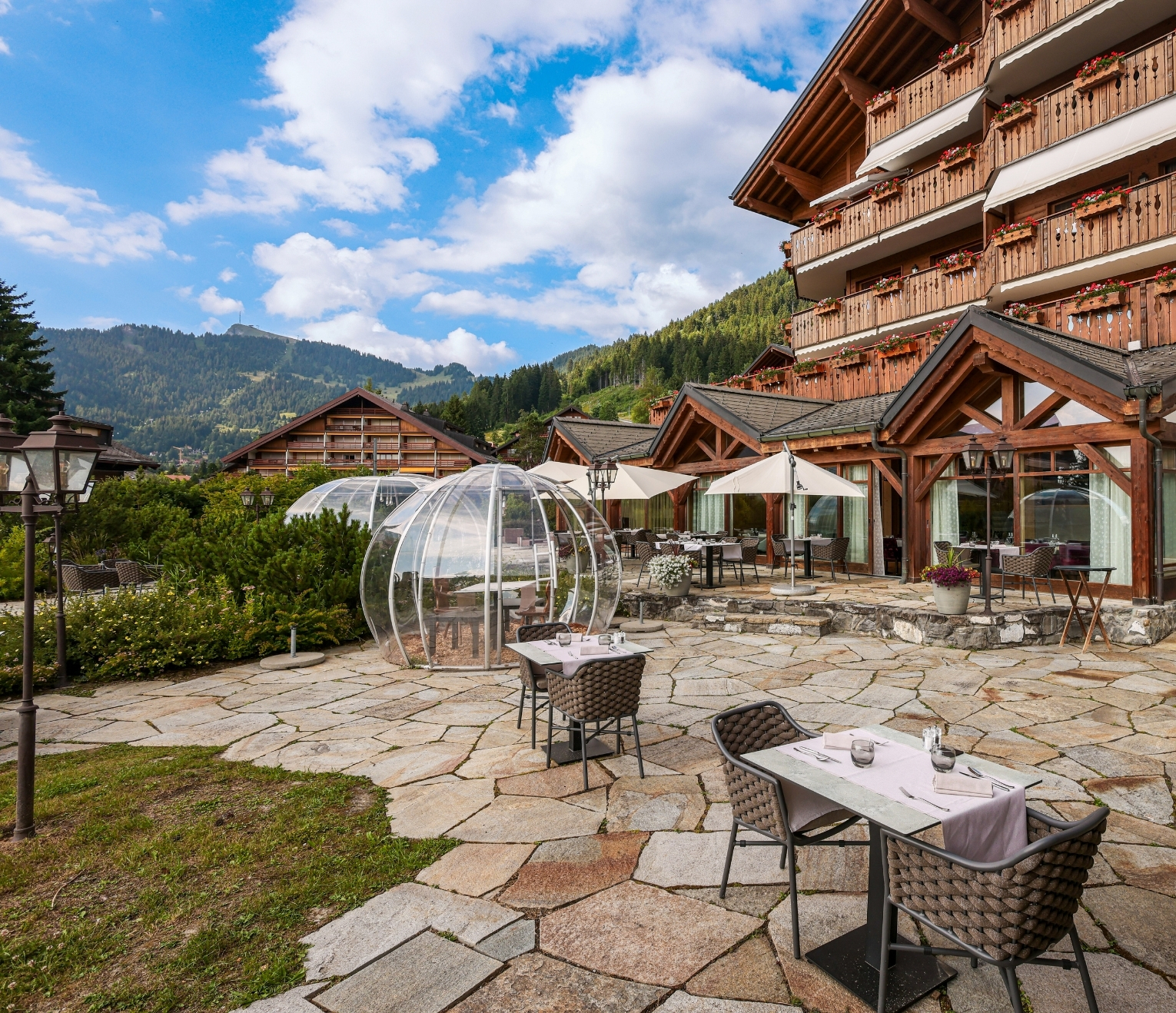 Terrace and dining area of Chalet RoyAlp in Villars-sur-Ollon, Le refuge du Royalp
