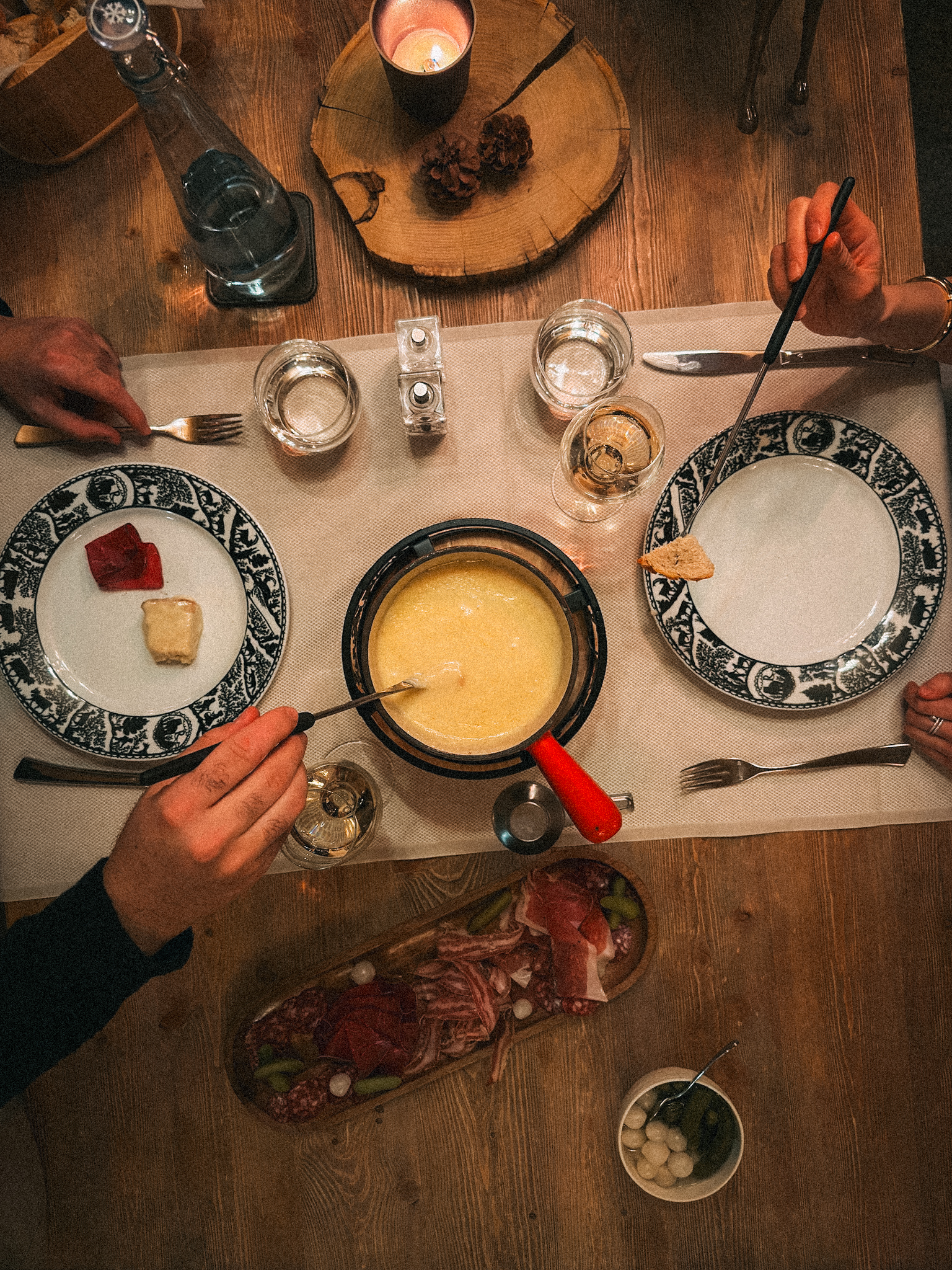 Restaurant le Grizzly at Chalet RoyAlp in Villars-sur-Ollon, a friendly restaurant with a chalet decor and typical Swiss cuisine.