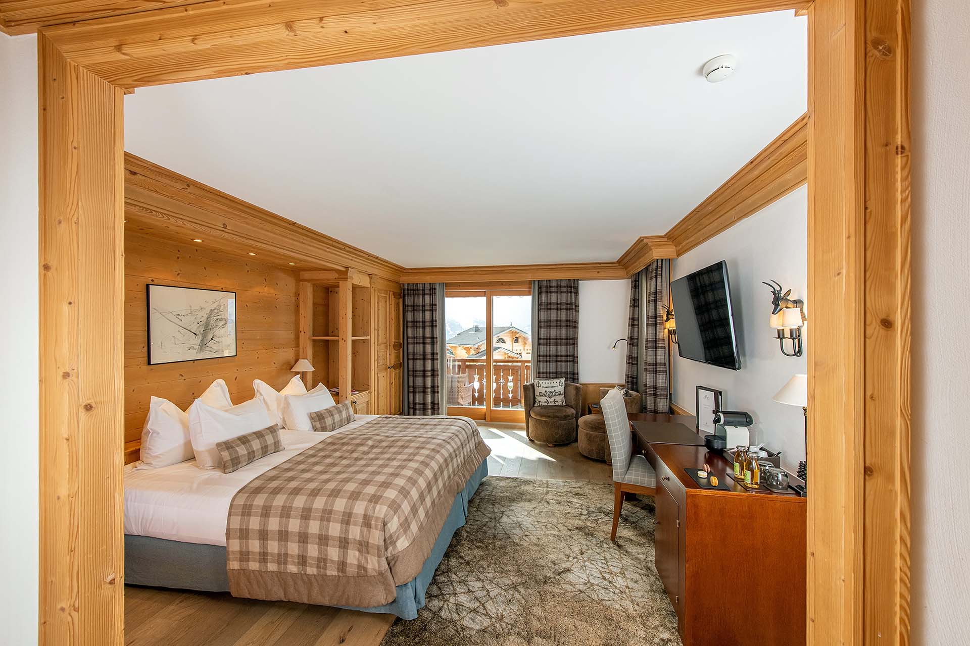 Photo of the interior of a room at the Chalet RoyAlp hotel, where the atmosphere is warm and inviting.
