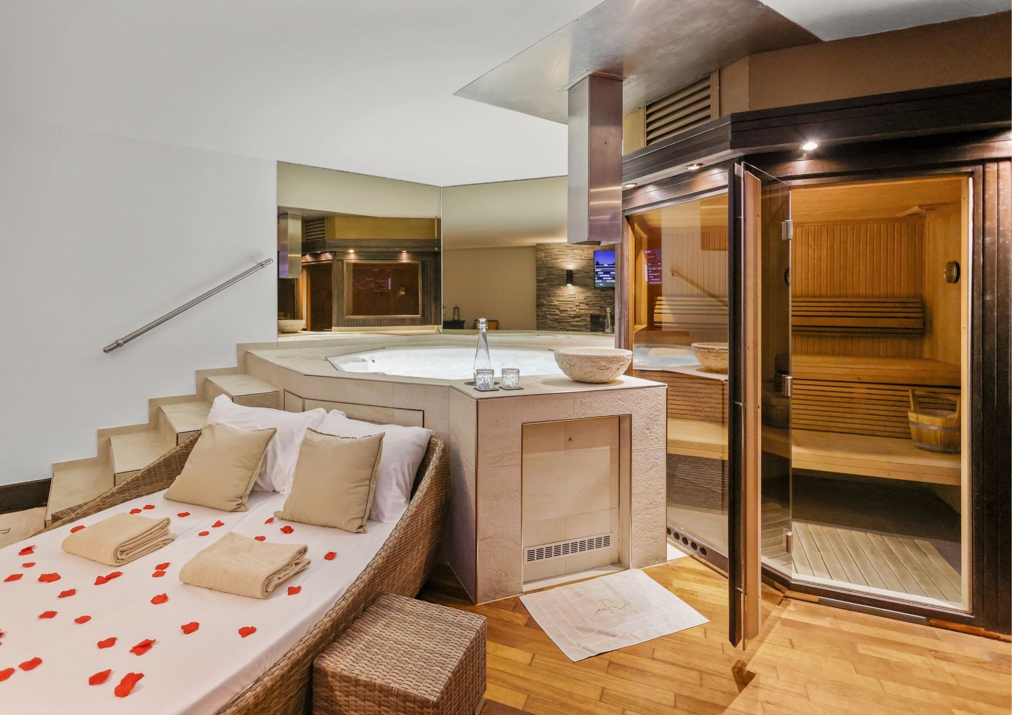 Jacuzzi privé avec une coupe de champagne pour un moment détente à deux dans le spa privé du  Chalet RoyAlp Hôtel