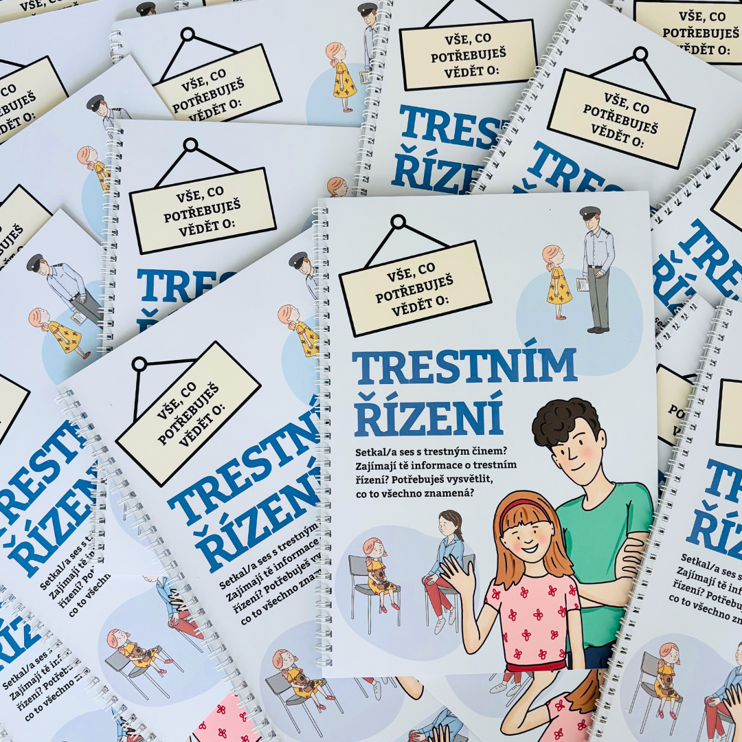 Praktický materiál dětem srozumitelně vysvětluje, co se děje při trestním řízení.
