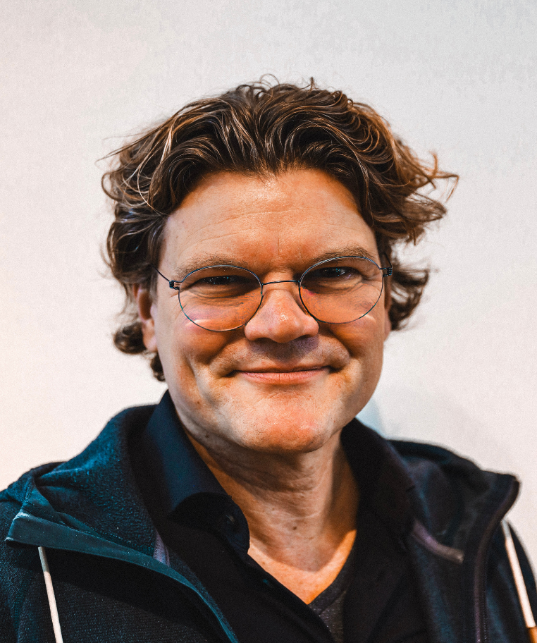 Thin horizontal decorative green line with symmetrical triangular shapes fading out towards the ends.