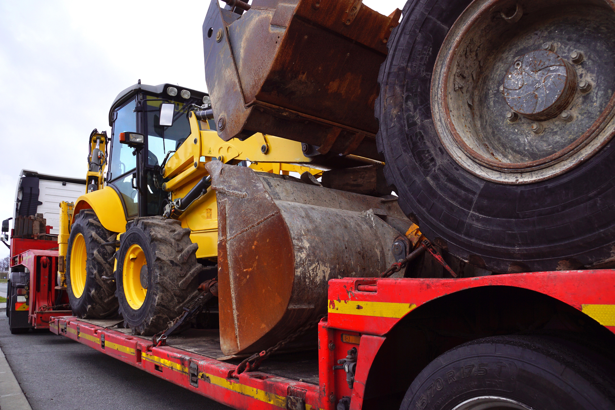 What is a Double Drop Trailer and What Benefits Does it Offer in Shipping?