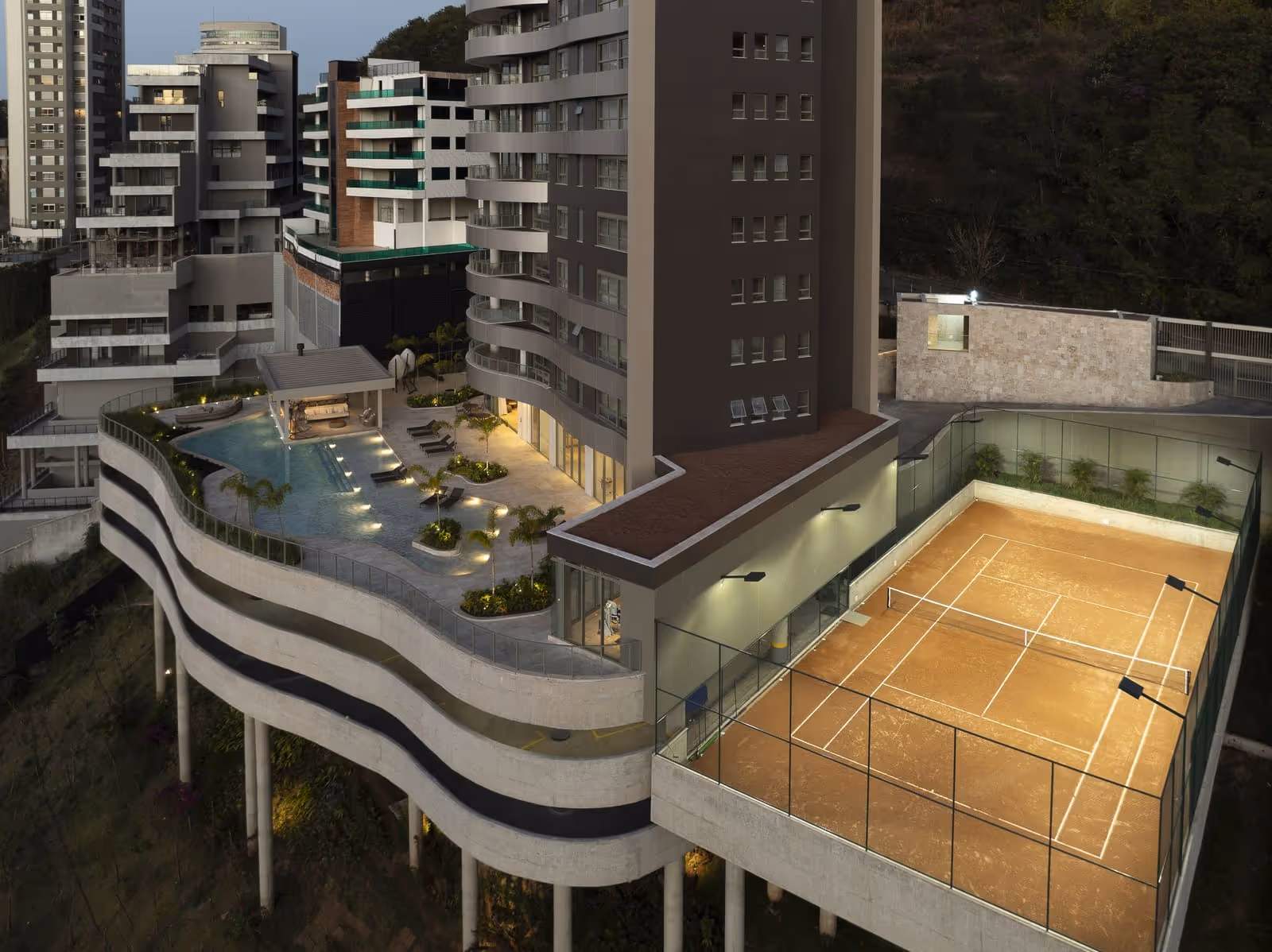 Piscina e Quadra de Saibro