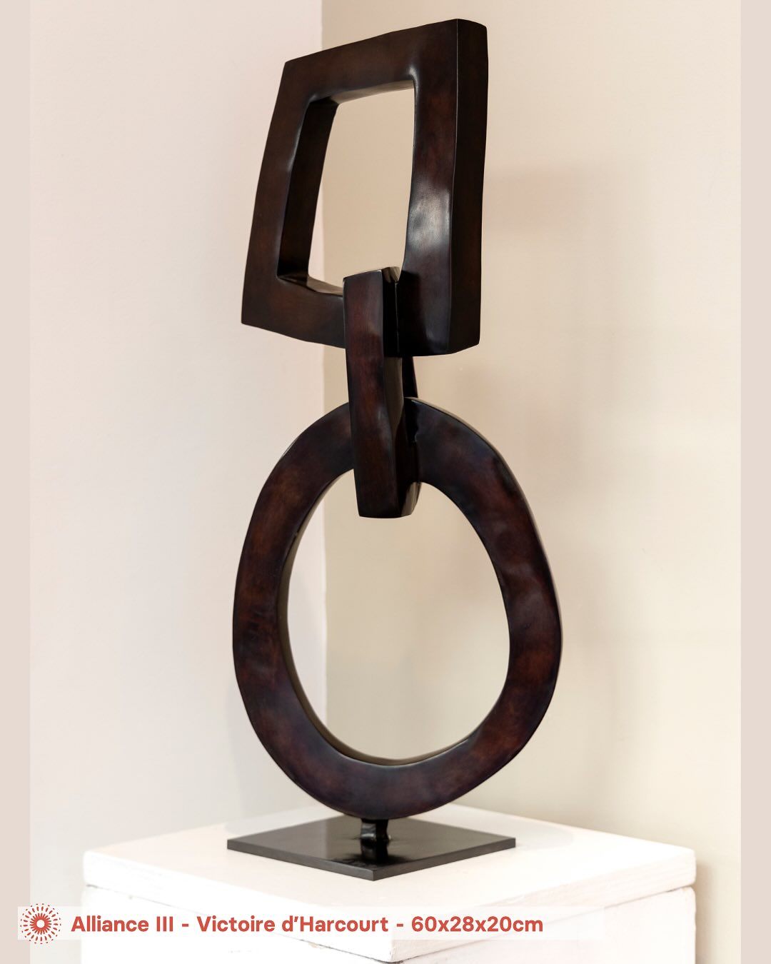 Formes épurées, solidaires et unies, les sculptures de Victoire d’Harcourt expriment le lien, la force et la fragilité. 
A travers le bronze, elle évoque souvent ce double sens dont l’ensemble est précaire.
Victoire d’Harcourt tisse des liens à l’infini…
