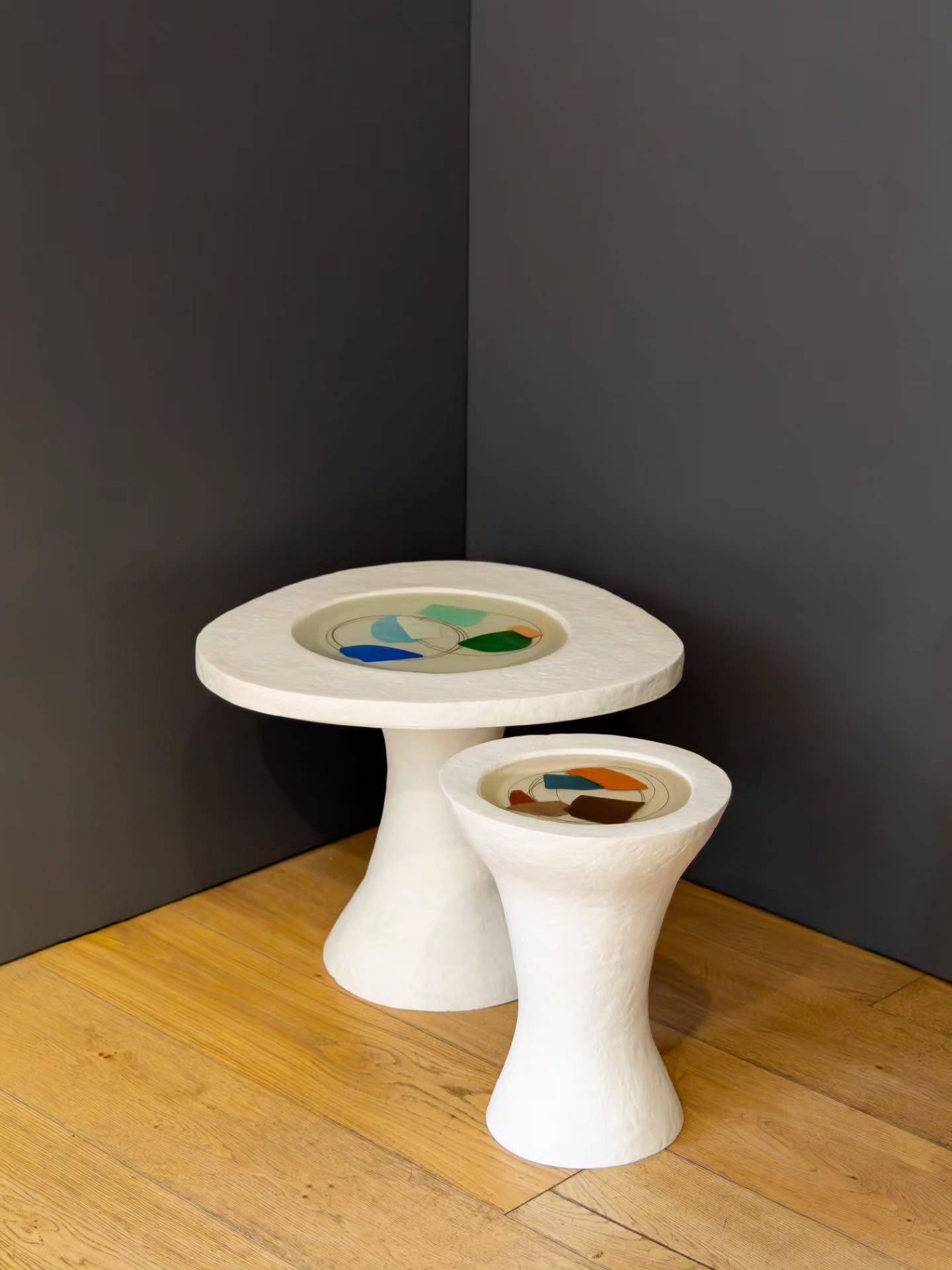 Les guéridons en résine et poudre de marbre de Victoire d'Harcourt sont mis à l'honneur chez @ebainteriors à l'occasion de la Paris Design Week. 

Chaque pièce est unique par le choix des  incrustations colorées.

#pdw25