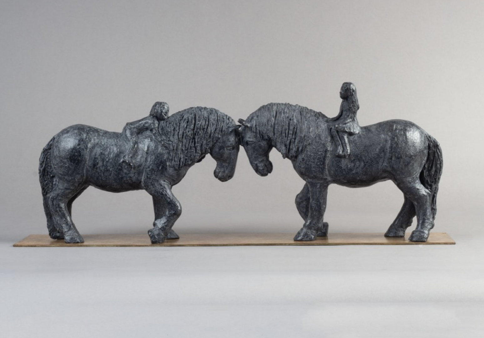 Deux percherons et leurs petits