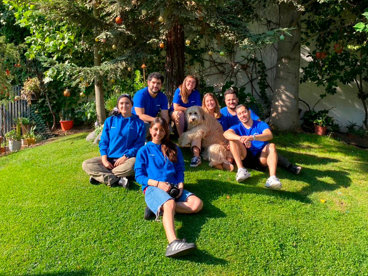 Integrantes del Pawer Team reunidos al aire libre