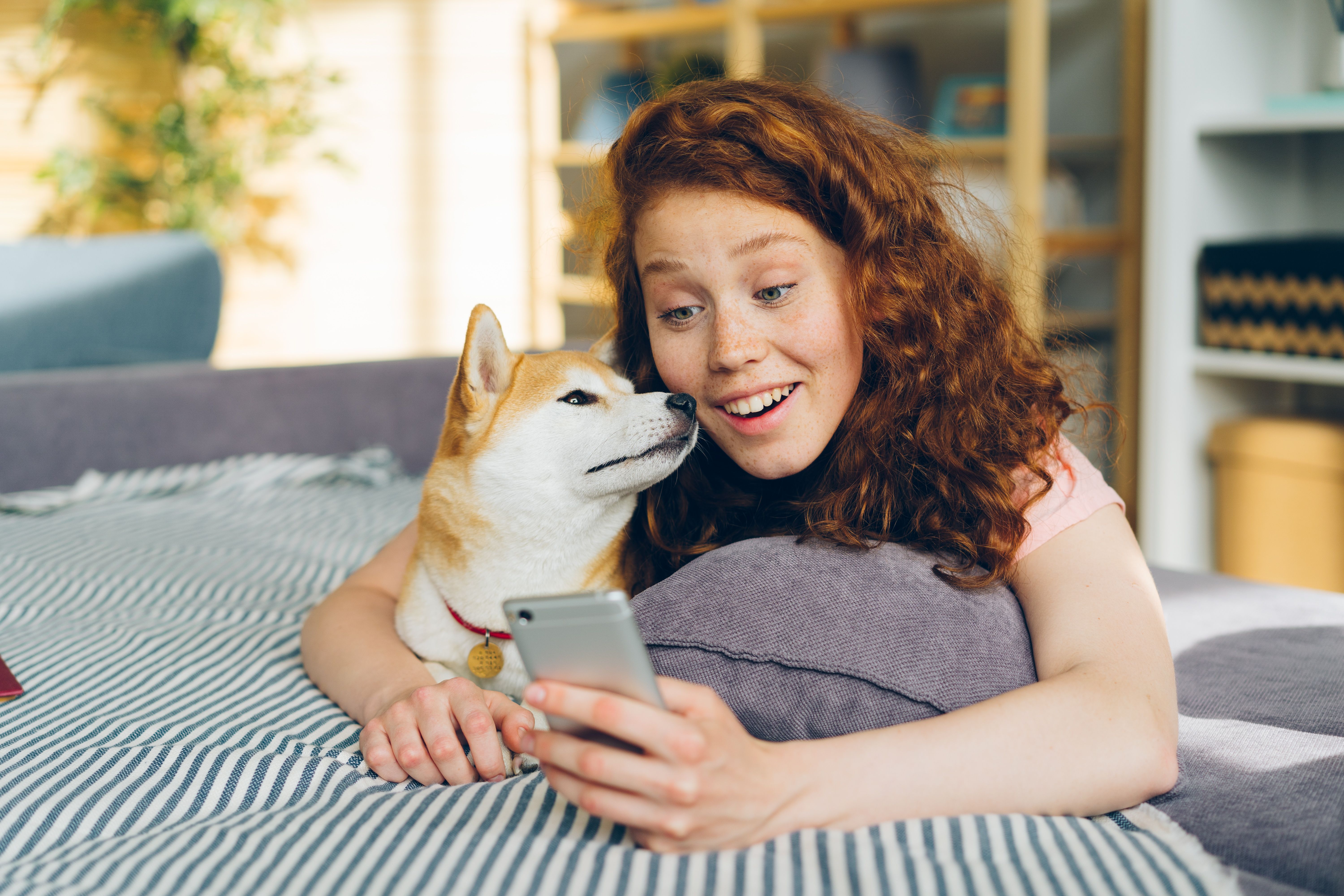 Mujer compartiendo un momento en casa con su perro