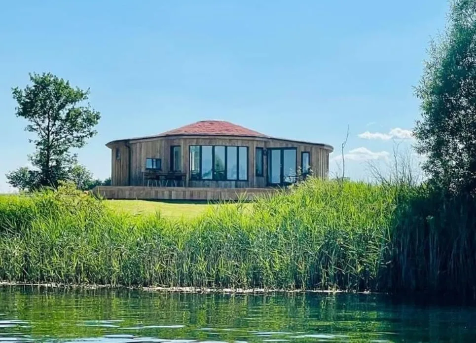 lodge on fishing lake