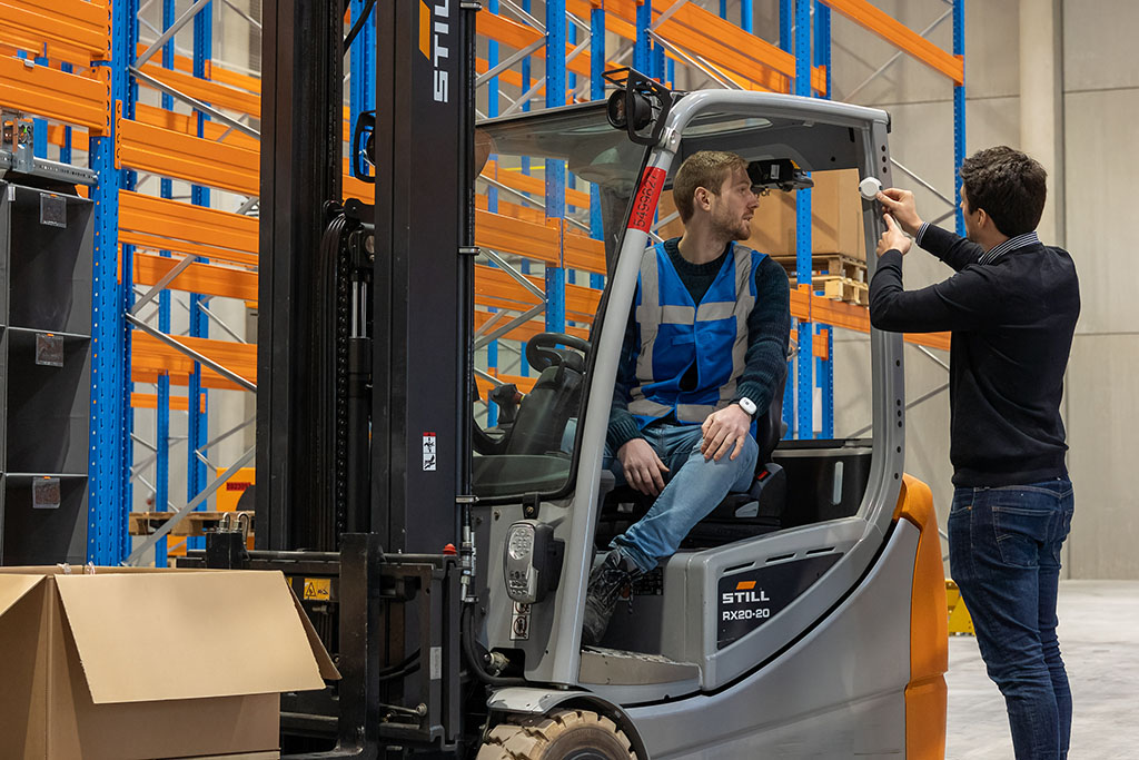 Een Pozyx Industrial-tag wordt aan een heftruck bevestigd
