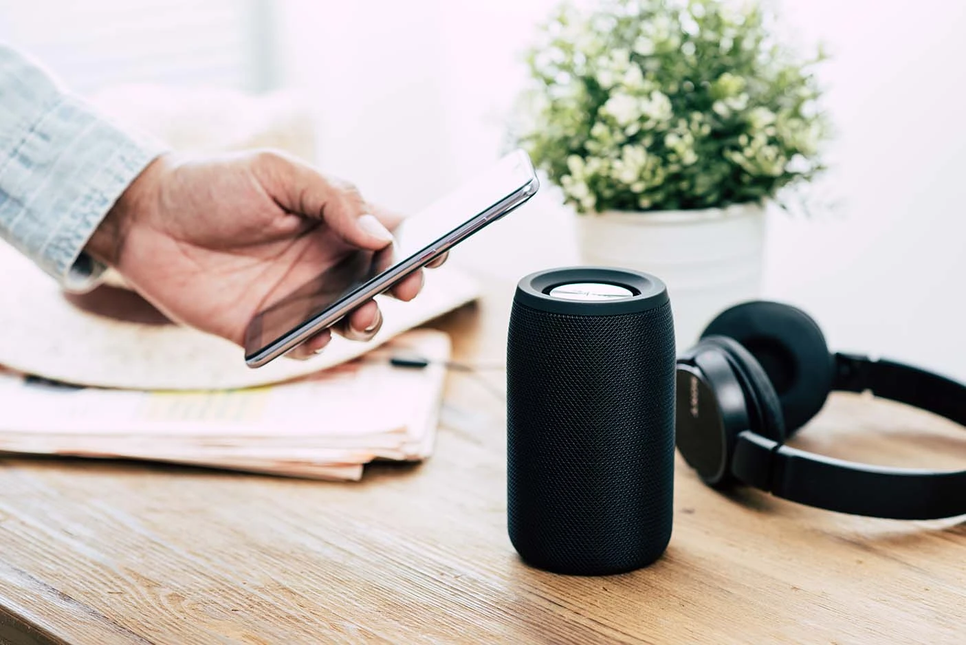 Un smartphone se connectant à une enceinte via Bluetooth