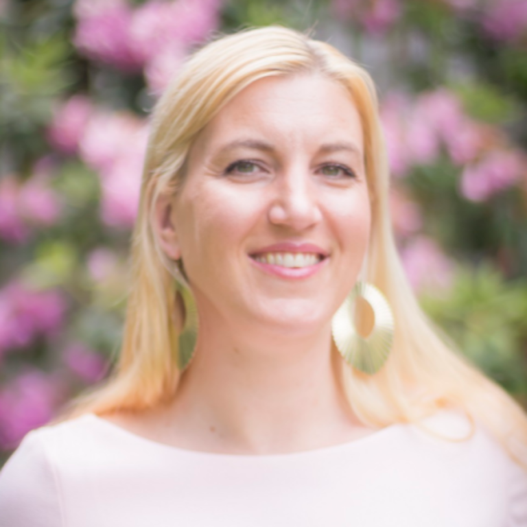 Julia's headshot