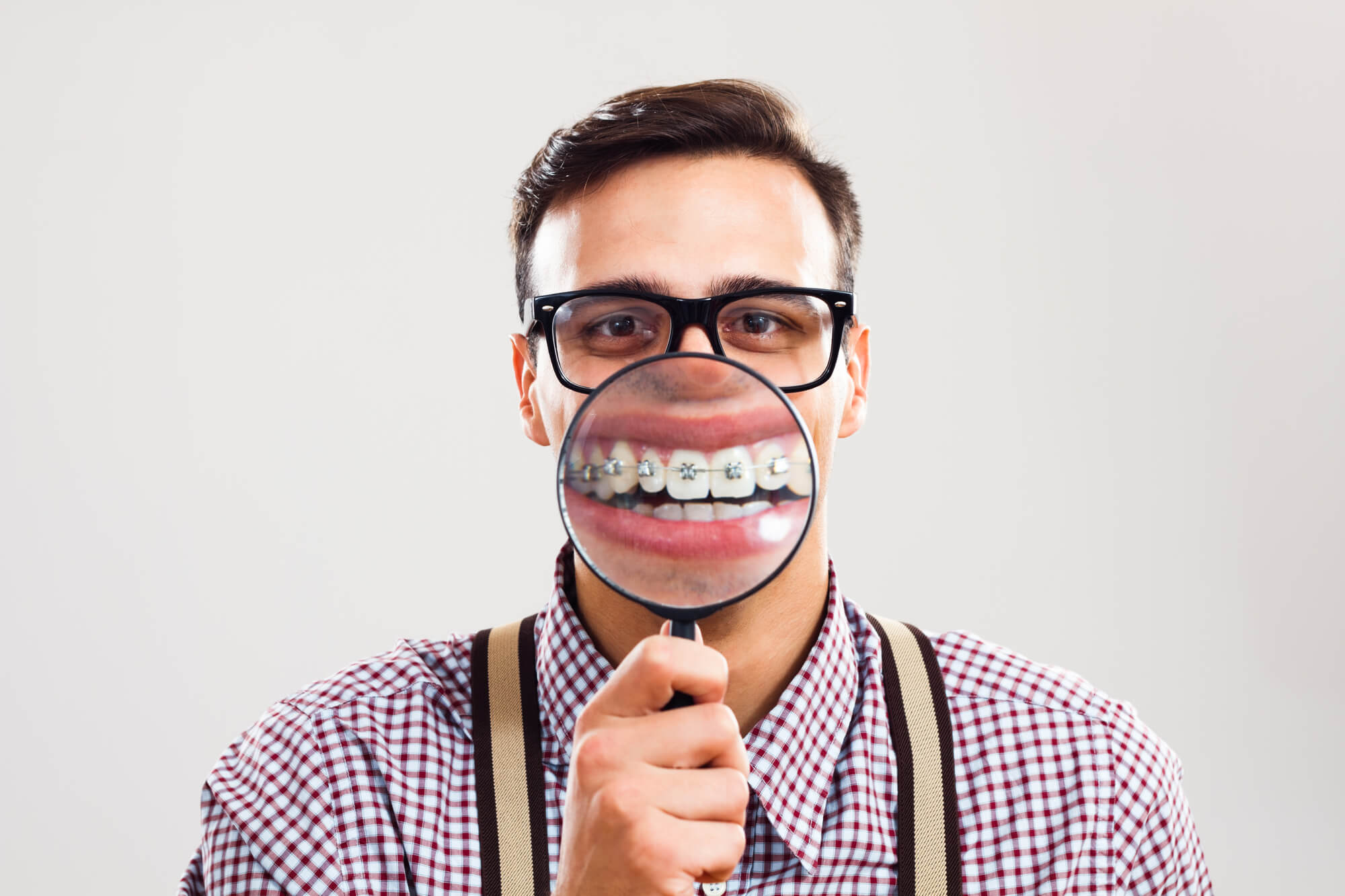 man magnifies his braces in 33304