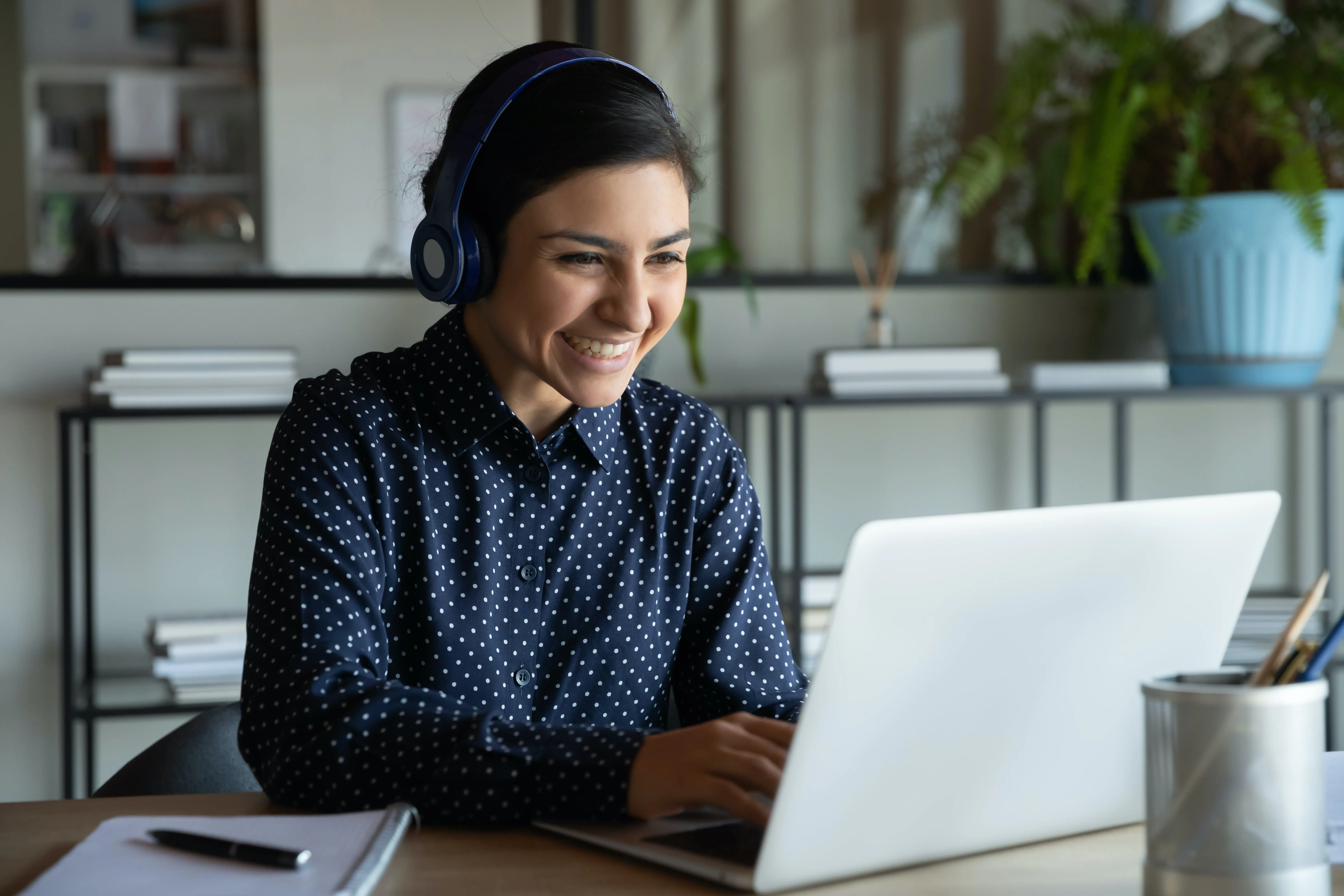 Lady on laptop