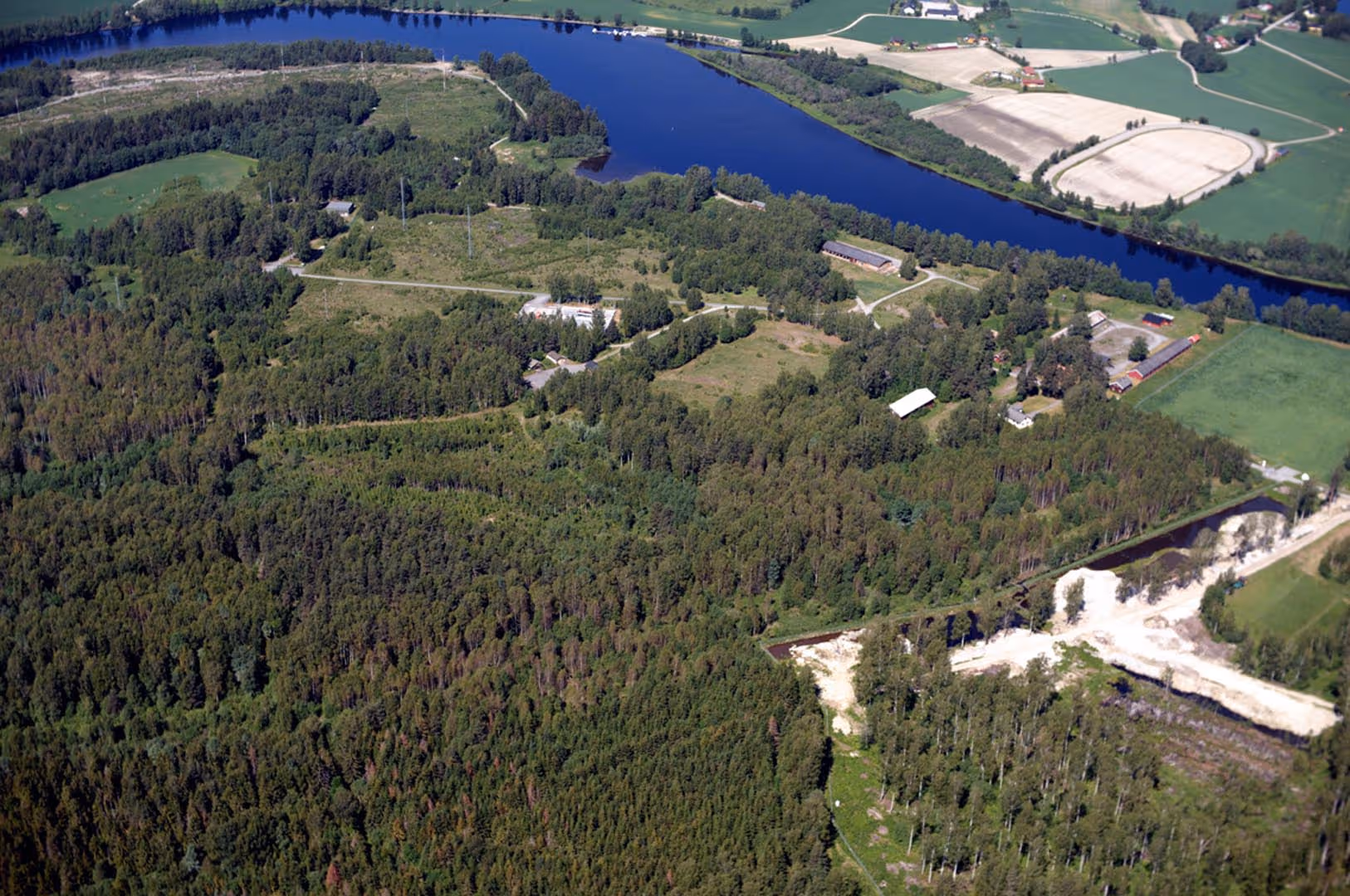 Flyfoto av Helgelandsmoen.