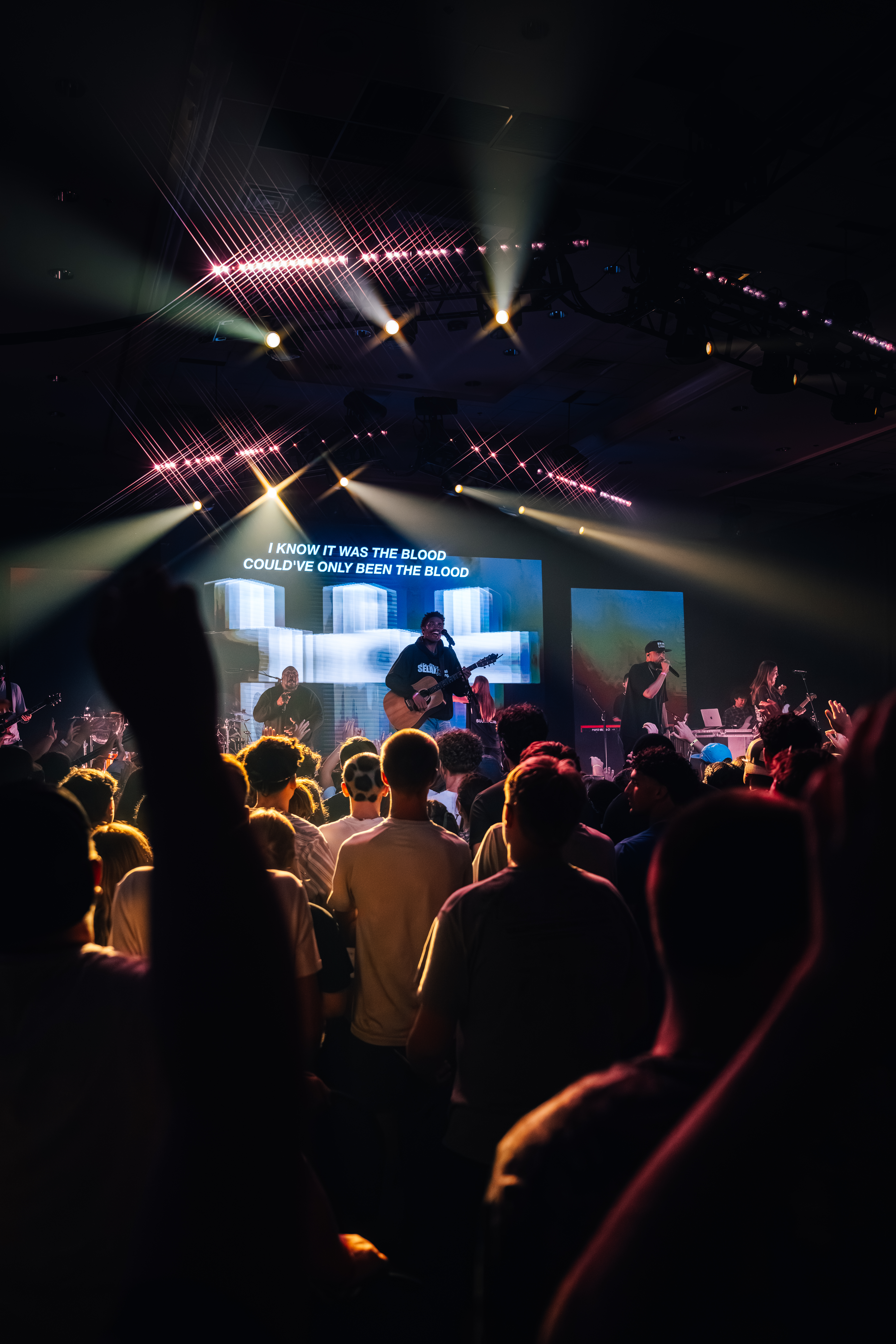 BigStuf students worship together on the beach