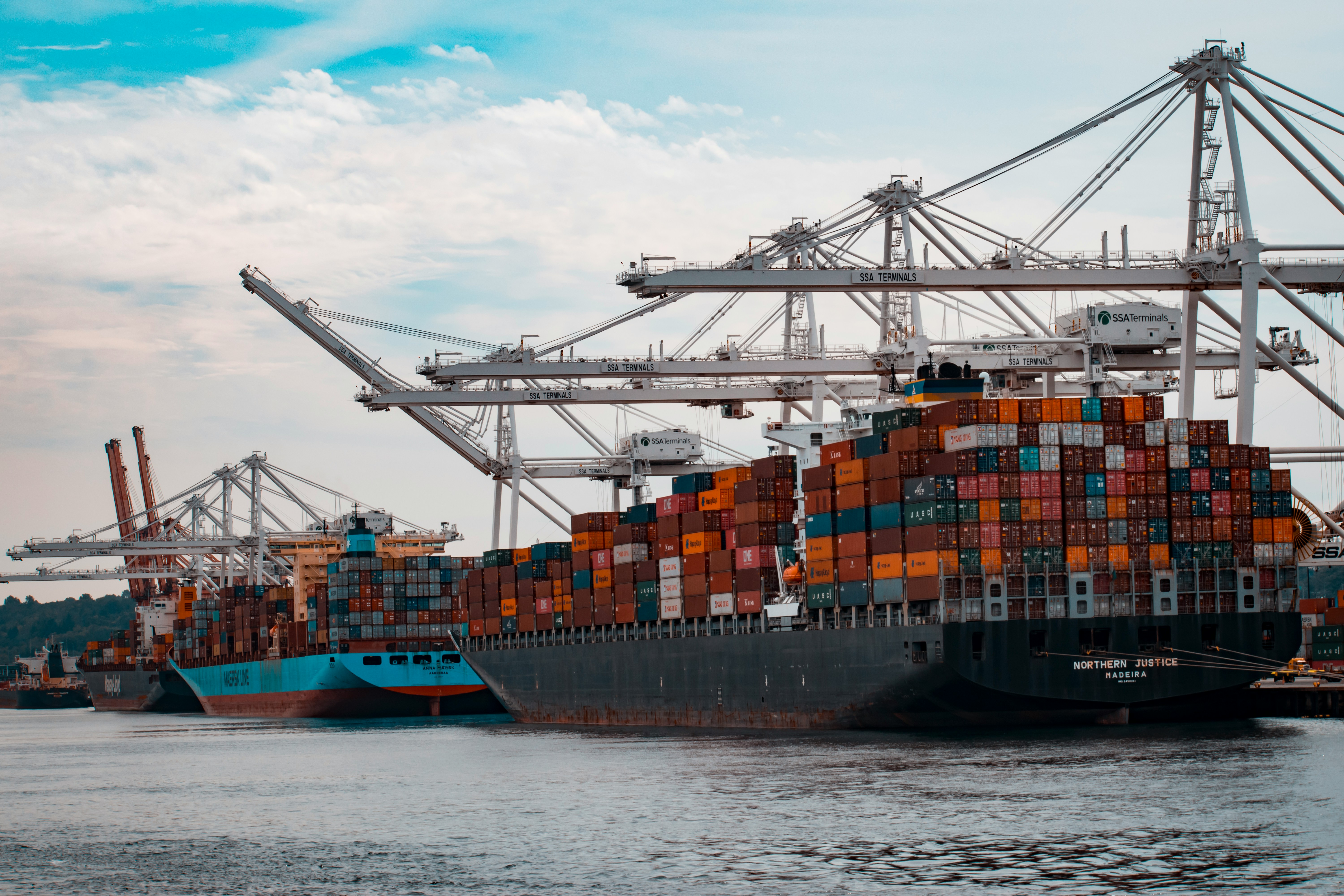 Je container ligt naast een brandende. Vijf dingen die je moet weten over transport in 2026