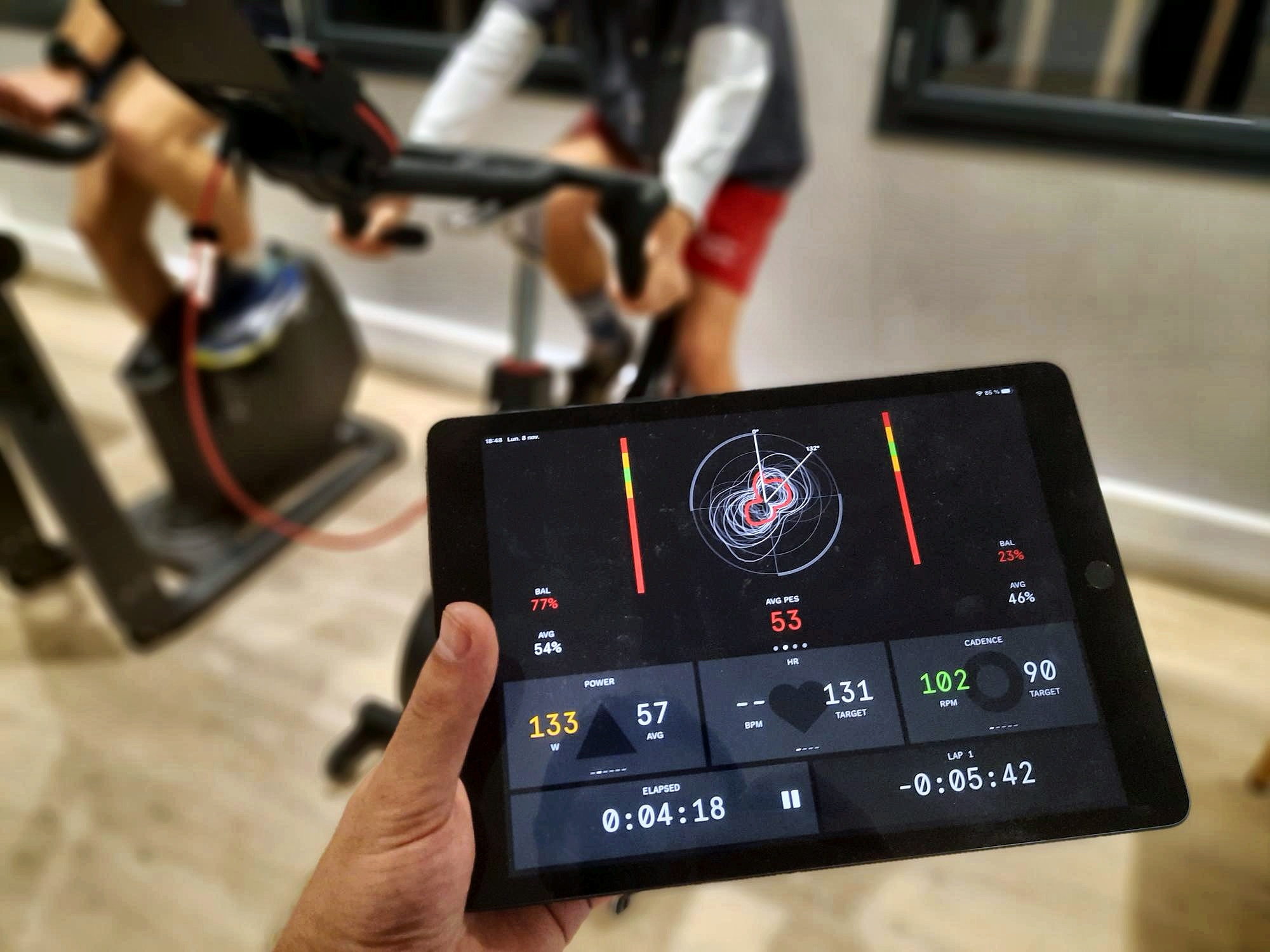 Analyse du pédalage sur Wattbike : puissance, cadence et équilibre gauche-droite sur tablette, au cabinet KVO2 à Annecy