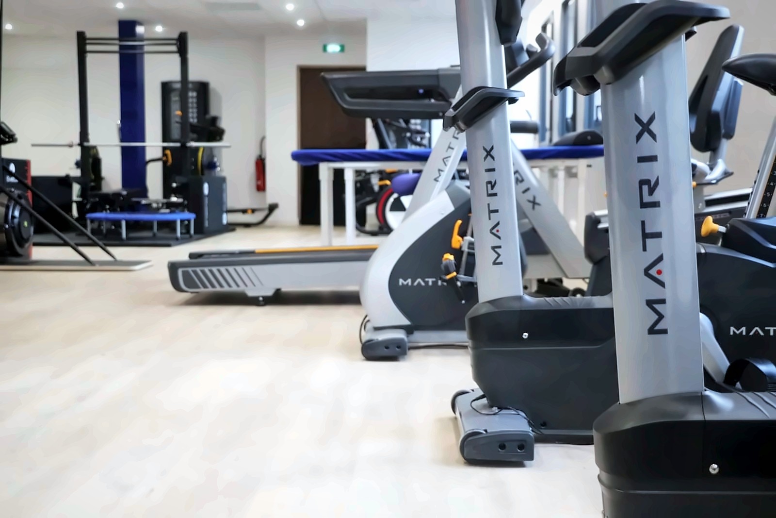 Plateau technique du cabinet de kiné KVO2 à Annecy : vélos, tapis et rack pour la kiné du sport et le test VO2 max