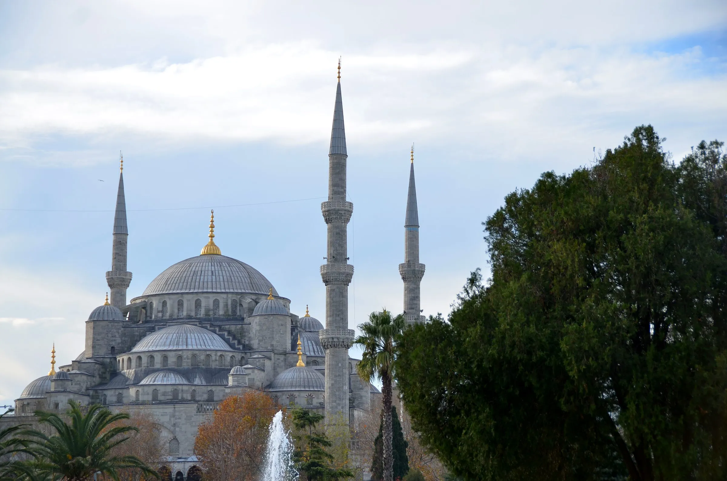 The Blue Mosque in Istanbul with the Sultanahmet fountain.