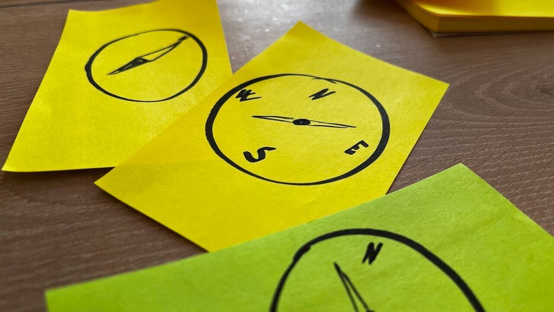Post-it with an illustration of a compass