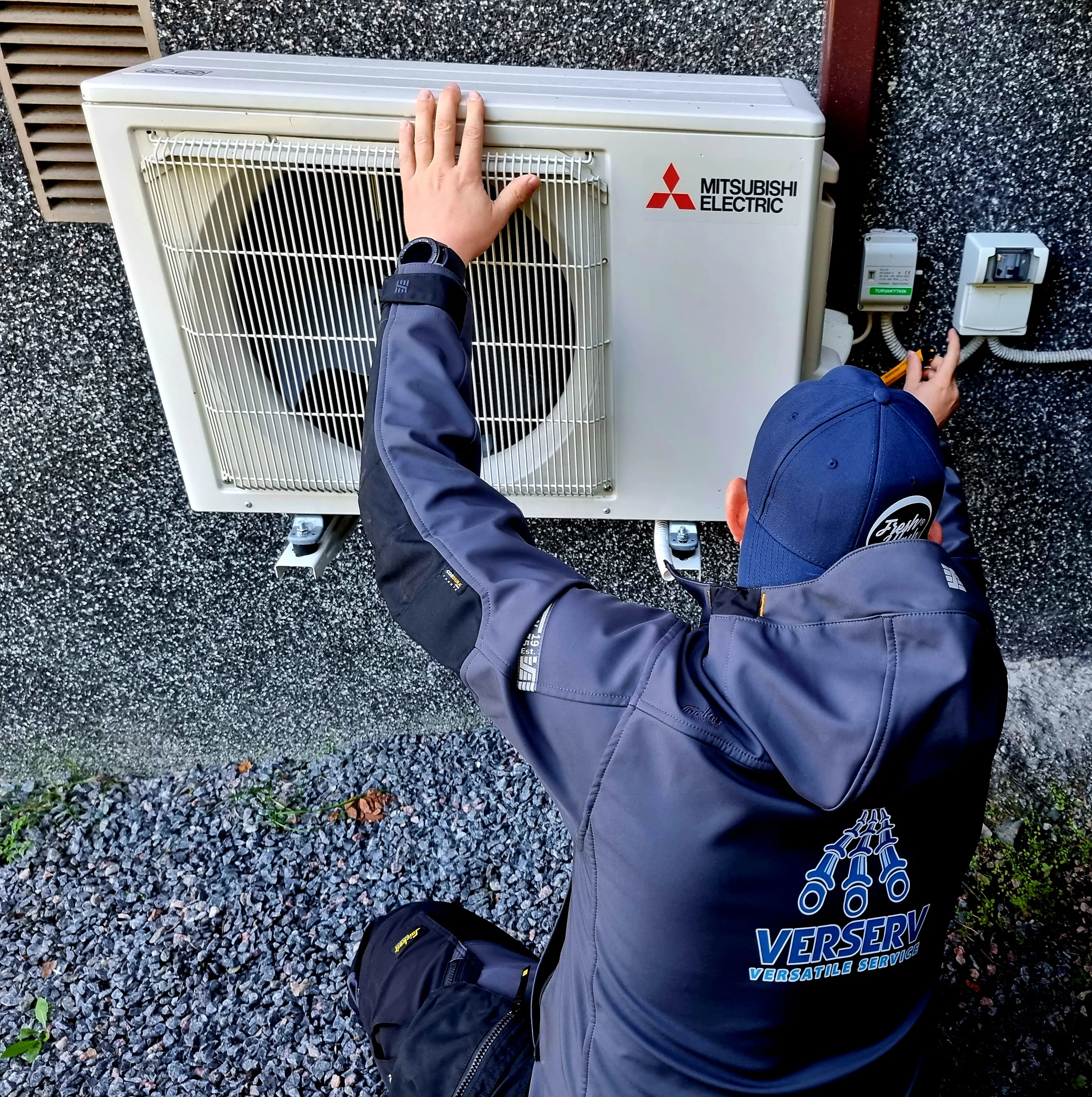 Asentaja asentaa ilmalämpöpumppua