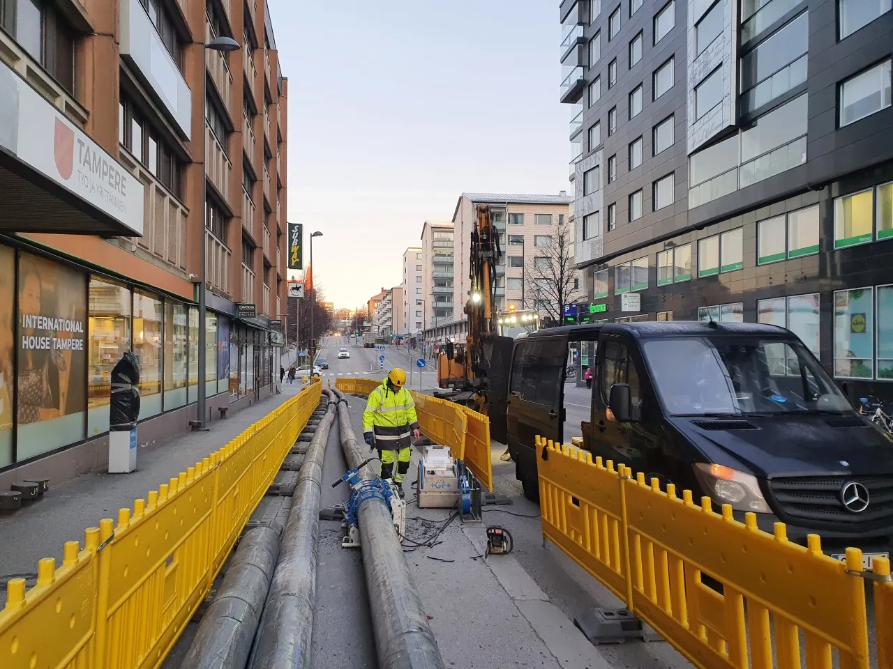 Iso putkistosaneeraus ulkoilmassa työmaalla