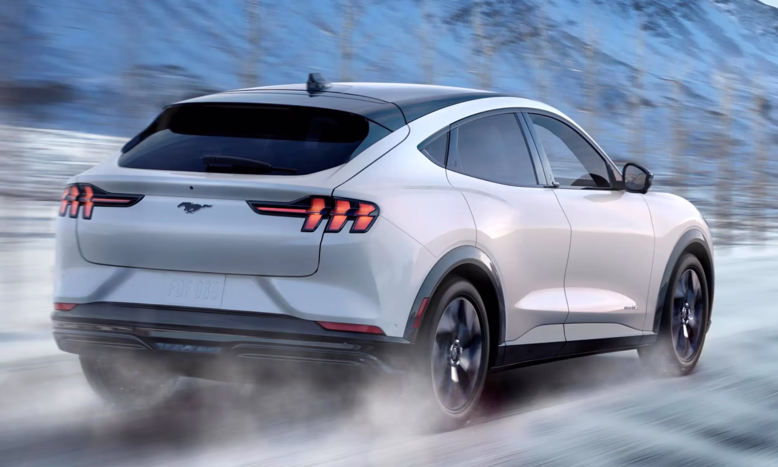 Ford Mustang Mach-e AWD 2