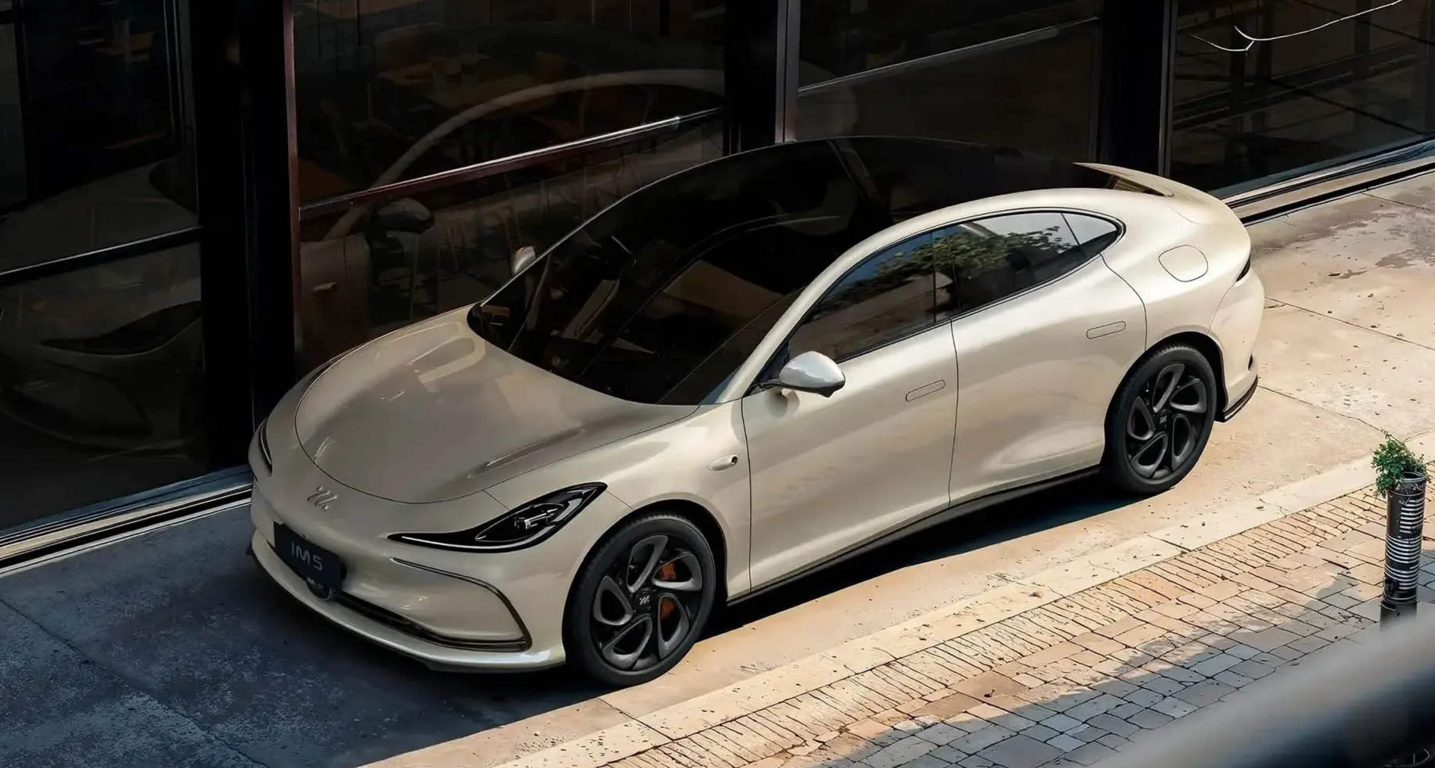 MG IM5 AWD 6