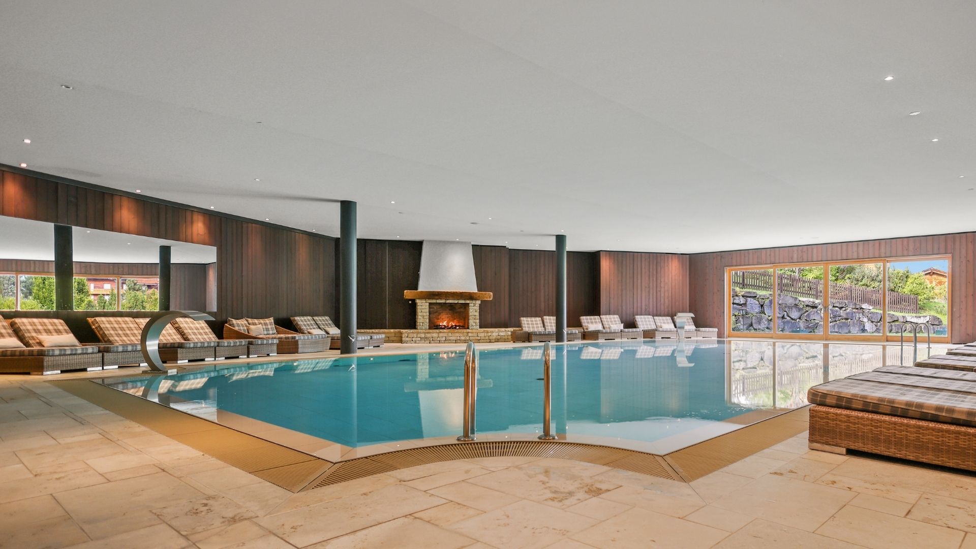Photo du spa présent au Chalet RoyAlp à Villars-sur-Ollon avec vue sur les Alpes Suisses