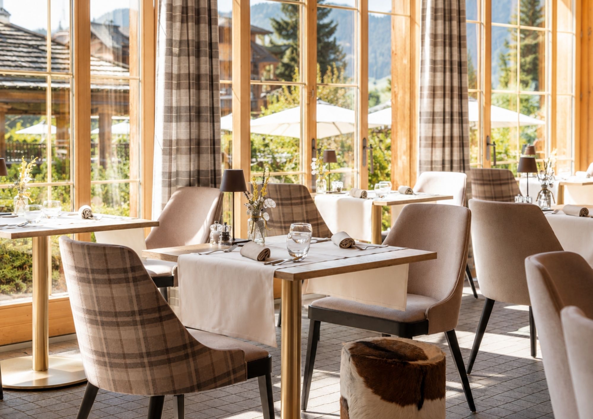 Le Rochegrise au Chalet RoyAlp à Villars-sur-Ollon, un restaurant alpin avec un cadre convivial et chaleureux