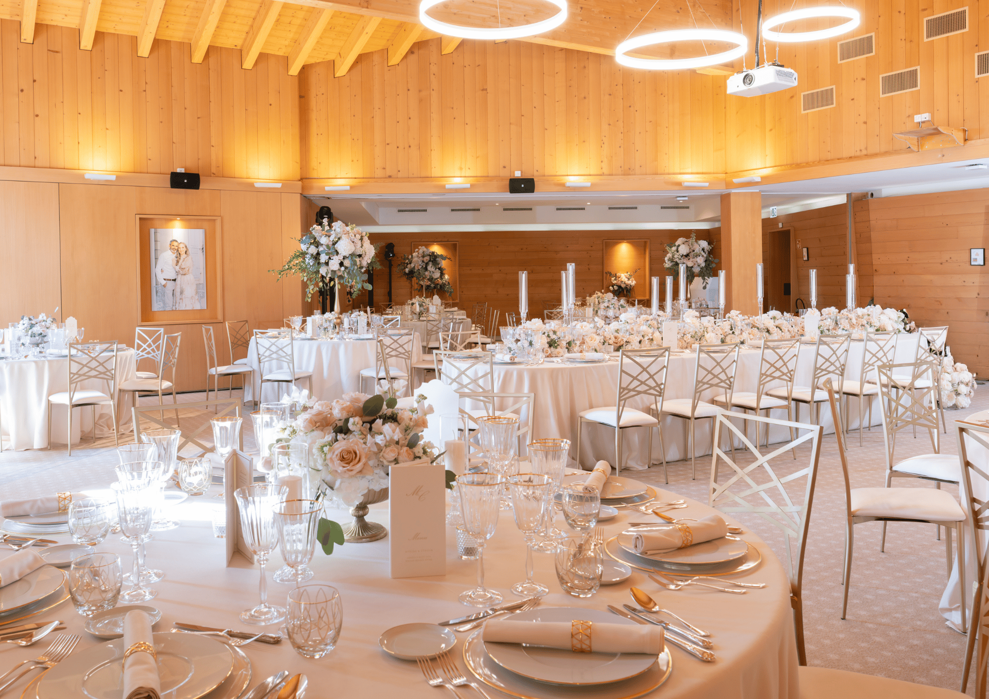 Salle de réception avec fauteuil et estrade RiverAlp présente à l'intérieur du Chalet RoyAlp à Villars-sur-Ollon
