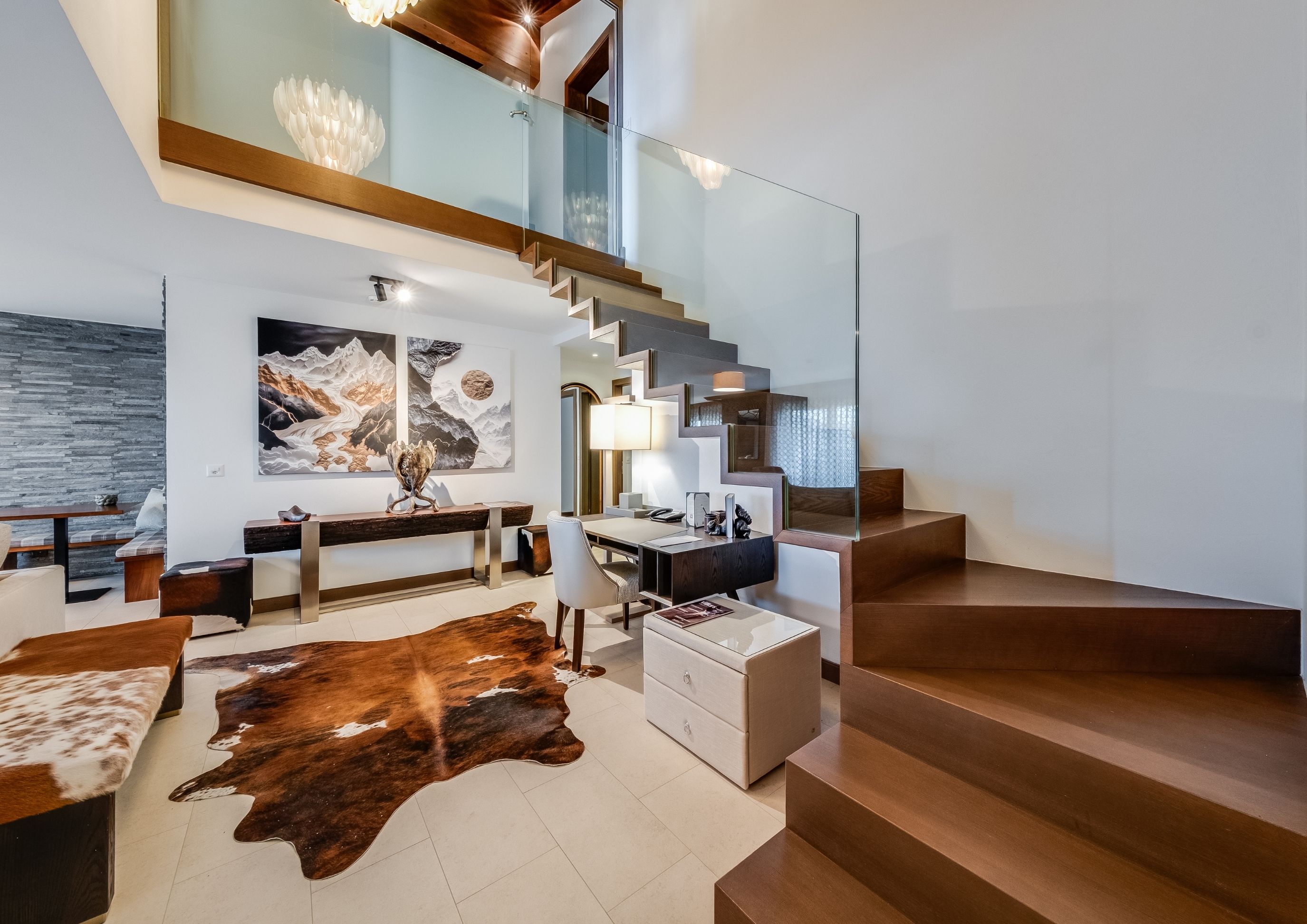 Photo of the large, luxurious living room with sofas, armchairs and picture frames in the Chalet RoyAlp hotel in Villars-sur-Ollon.