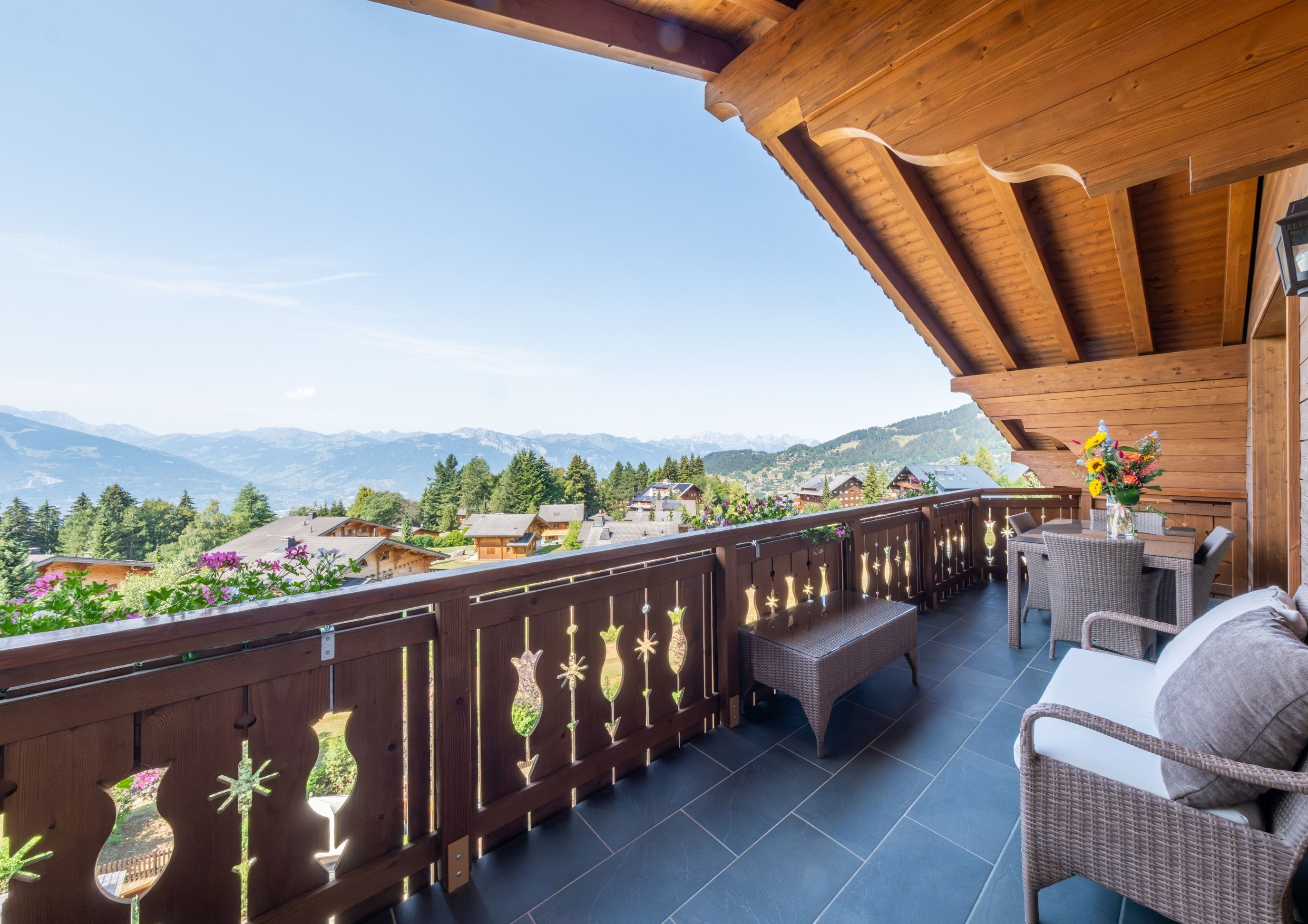Photo of the view of the mountains from the living room