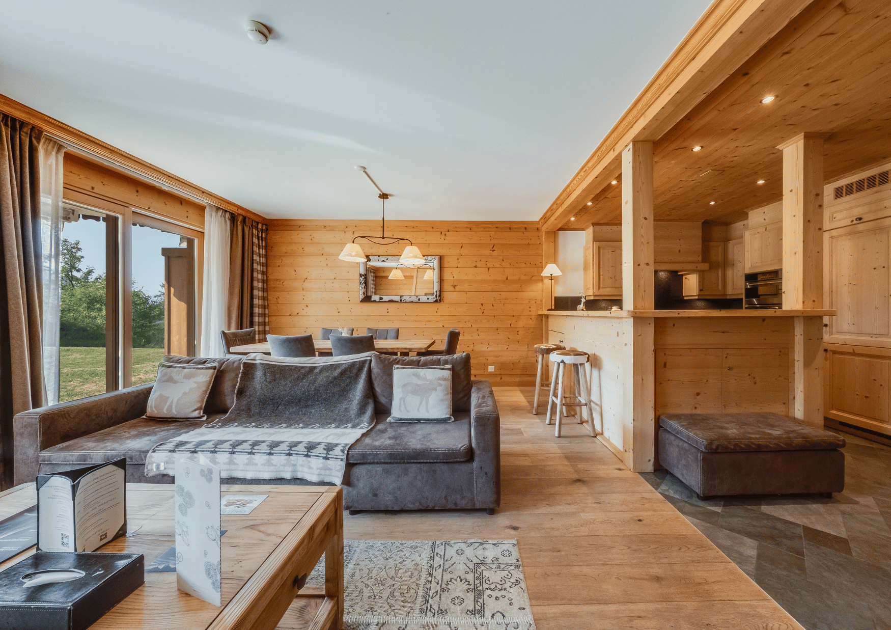 Photo de la pièce de vie avec cheminée dans la résidence Junior 12d du Chalet Royalp à Villars
