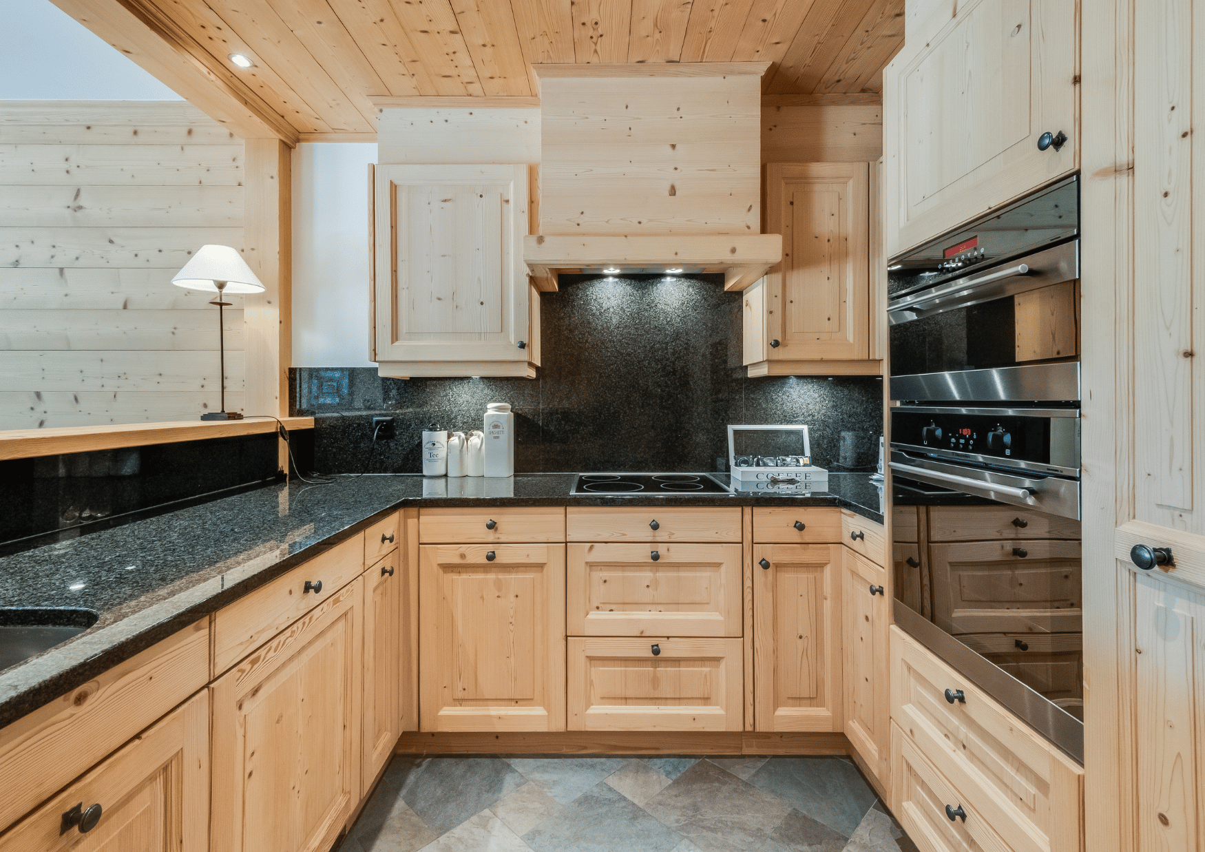 Photo de la cuisine présente au sein de la résidence Junior 12d au Chalet Royalp à Villars